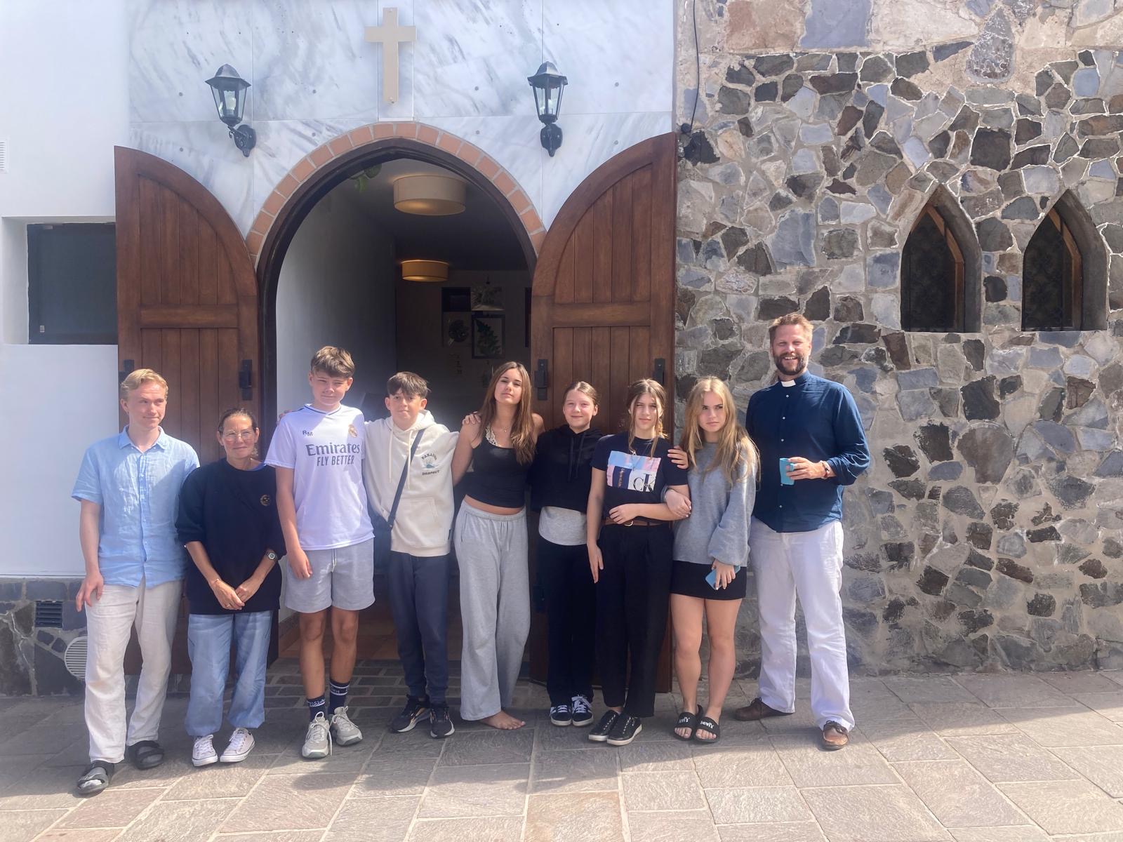 Konfirmander och ledare står framför Svenska kyrkan i Teneriffa, där de var på läger i april.
