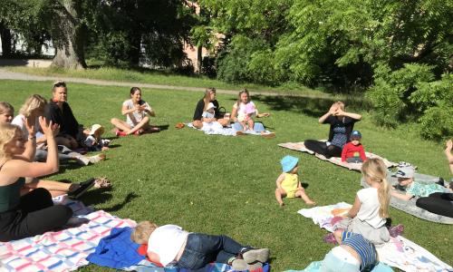 För barn 0-5 år. Vi träffas onsdagar och fredagar på Kurvenstrasse i Zürich kl. 9:30-11.30
Vi sjunger och fikar, just nu får man ta med eget fika pga corona.