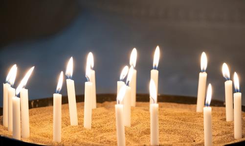 Vi provar att inbjuda till en enkel veckomässa varje torsdagskväll från torsdagen den 3 september. Den kommer under denna termin att anknyta till Frälsarkransen.