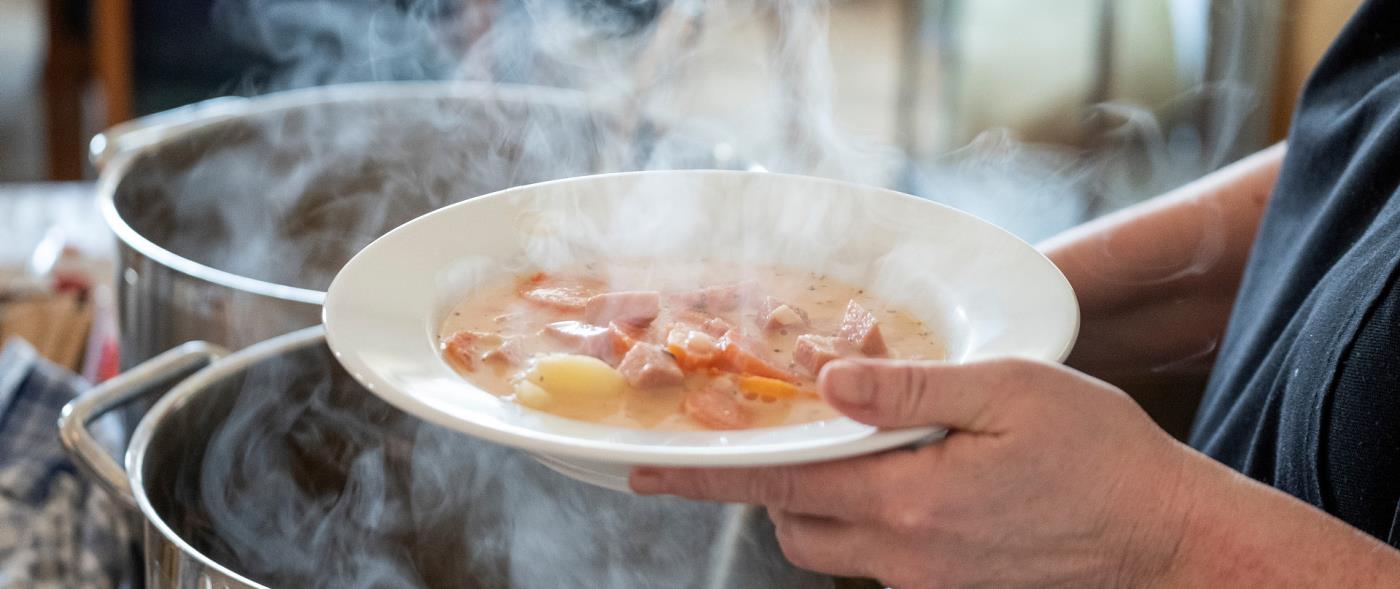 ...eller ”Allaktivitetsdag”!
Fr o m torsdag, 3 september kommer vi att samla flera vardagsverksamheter till torsdagar.
Tanken är att caféet erbjuder enkel kaffeservering och soppa hela dagen från klockan 12. Caféet är då bara öppet för medlemmar (man kan alltid lösa medlemskap för att vara med!)