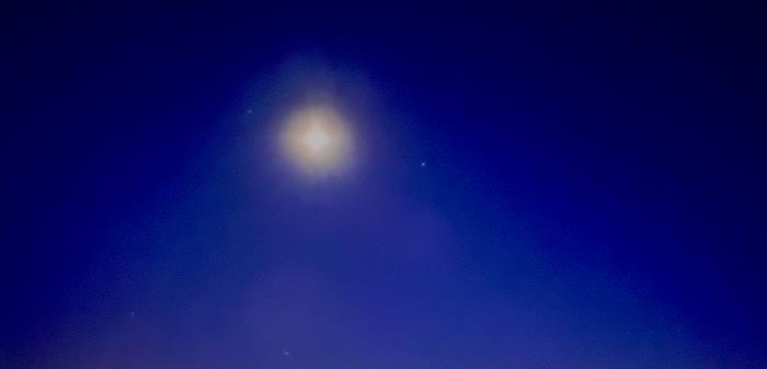 Bild på natthimlen med månen som stjärnan i öster