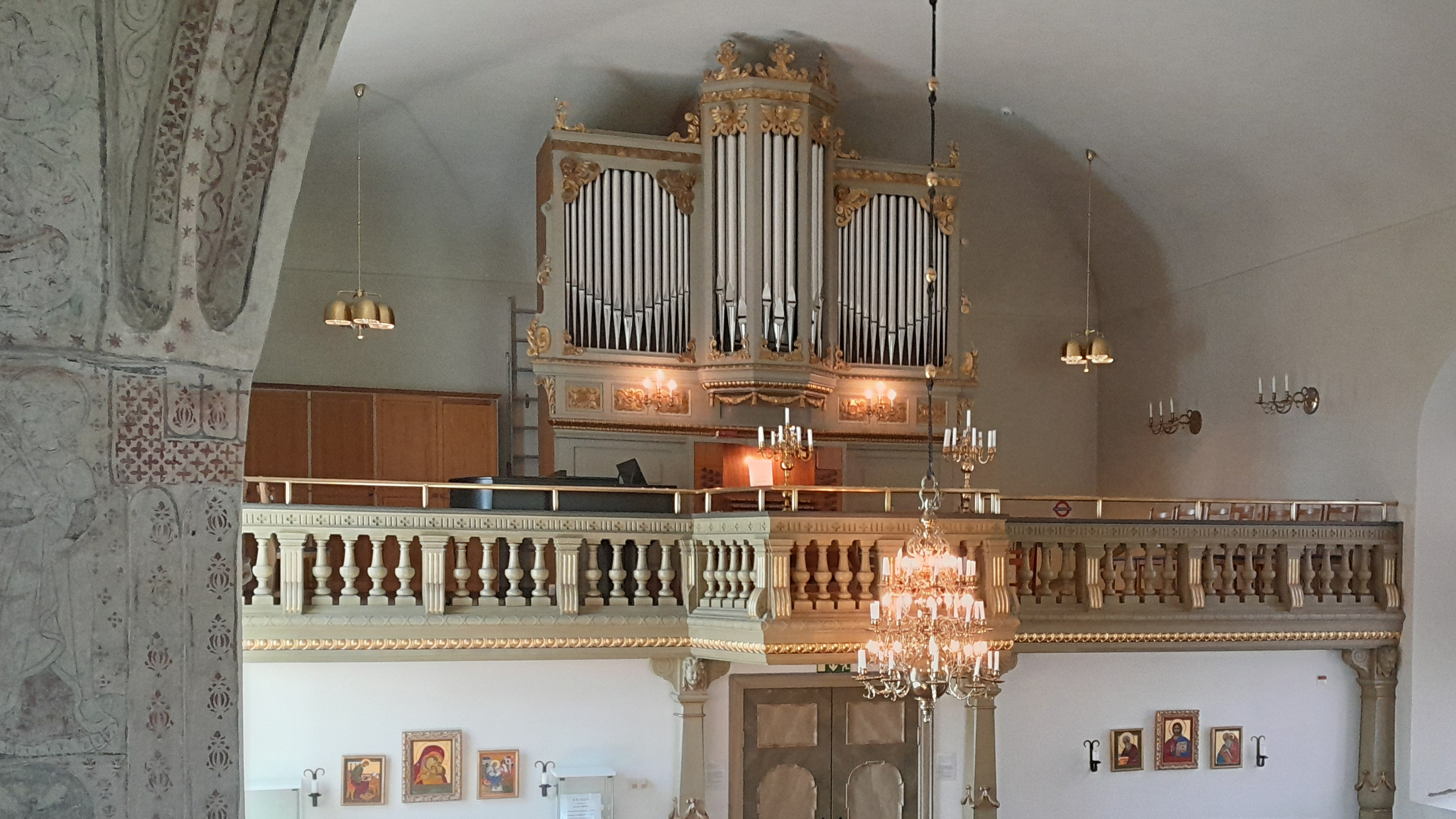 Fasadfoto på läktarorgeln i Films kyrka