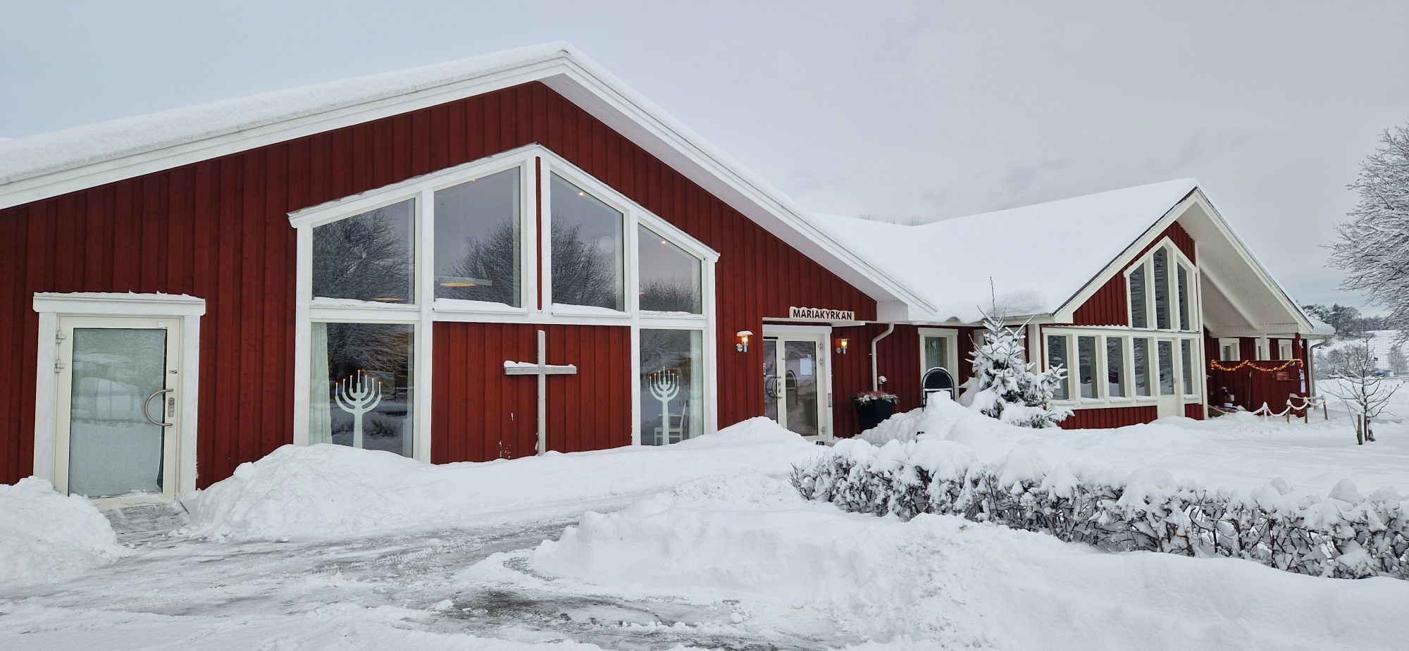 Mariakyrkan i vinterskrud. Snö ligger på marken.
