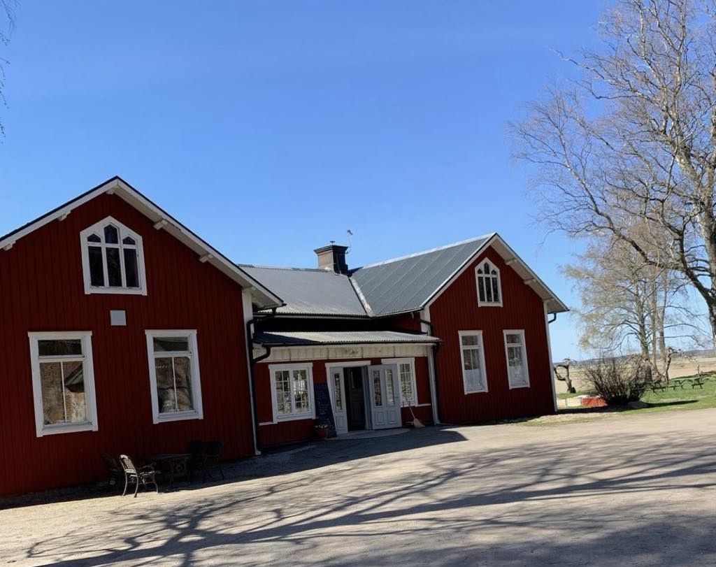 Ett klassiskt rött hus mot en blå himmel. 