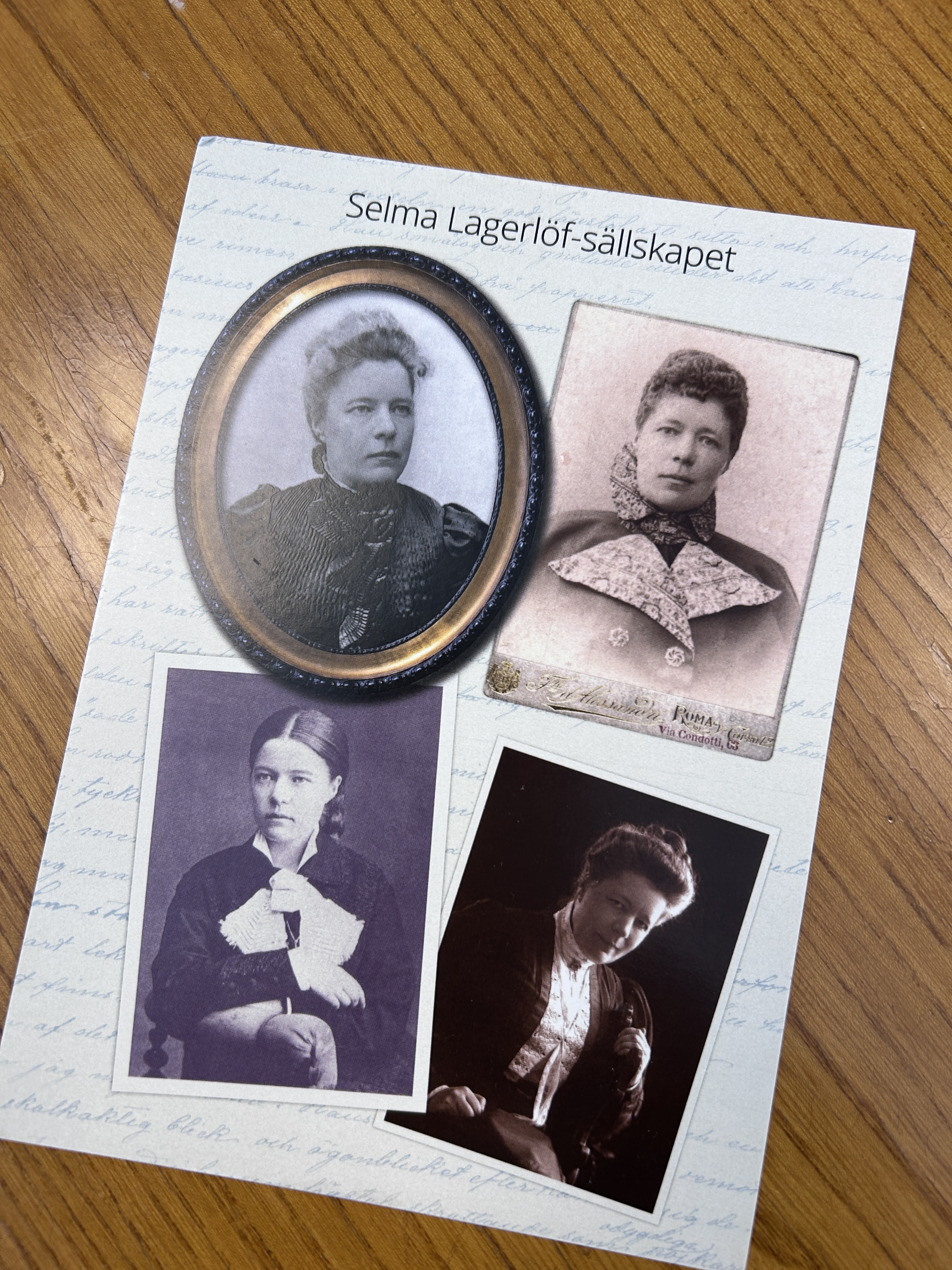 Ett vykort från Selma Lagerlöf-sällskapet med fyra svartvita porträttsbilder på Lagerlöf