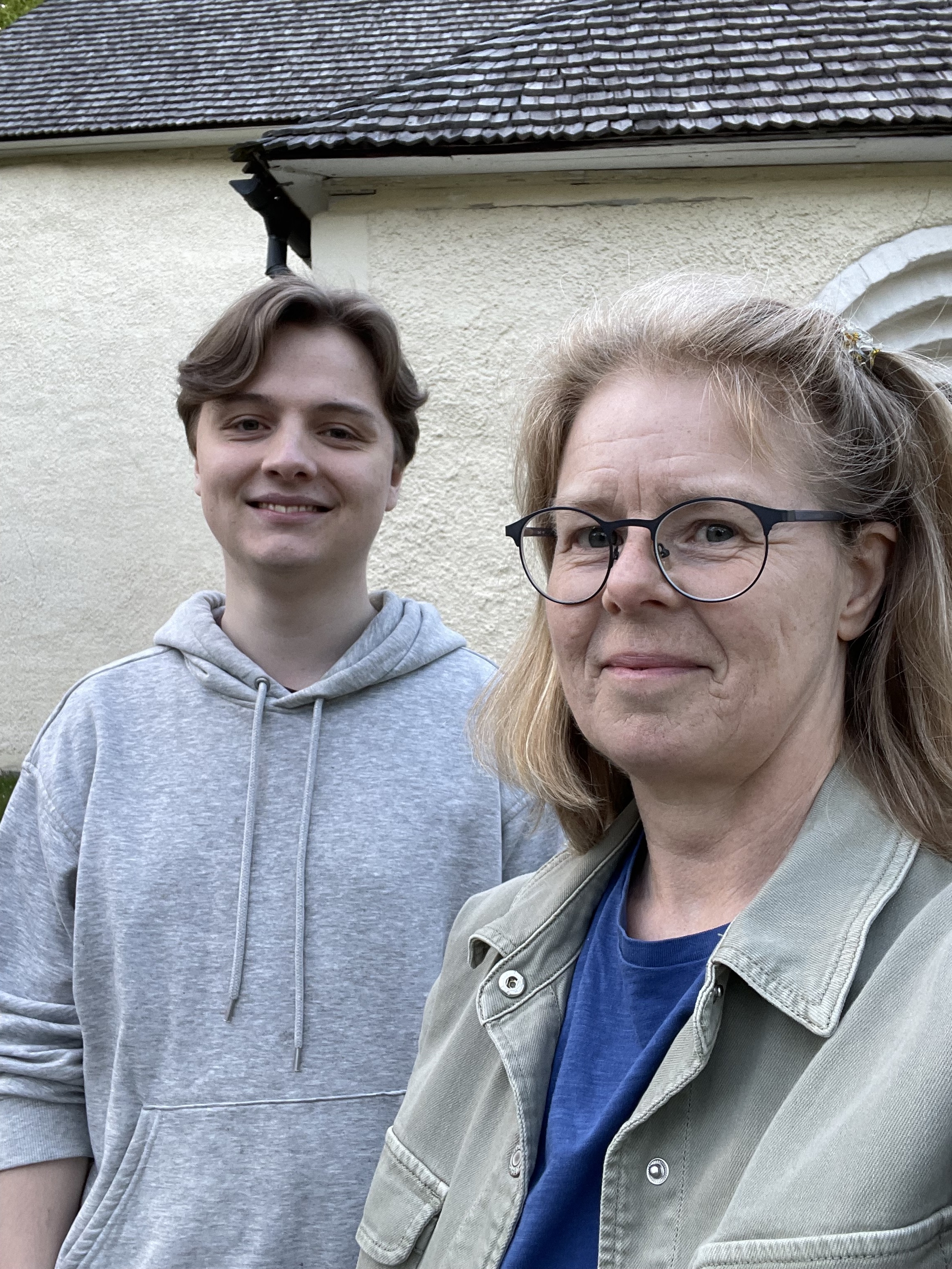 Jonathan Moene och Maria Holback på en bild inför deras morsdagskonsert.