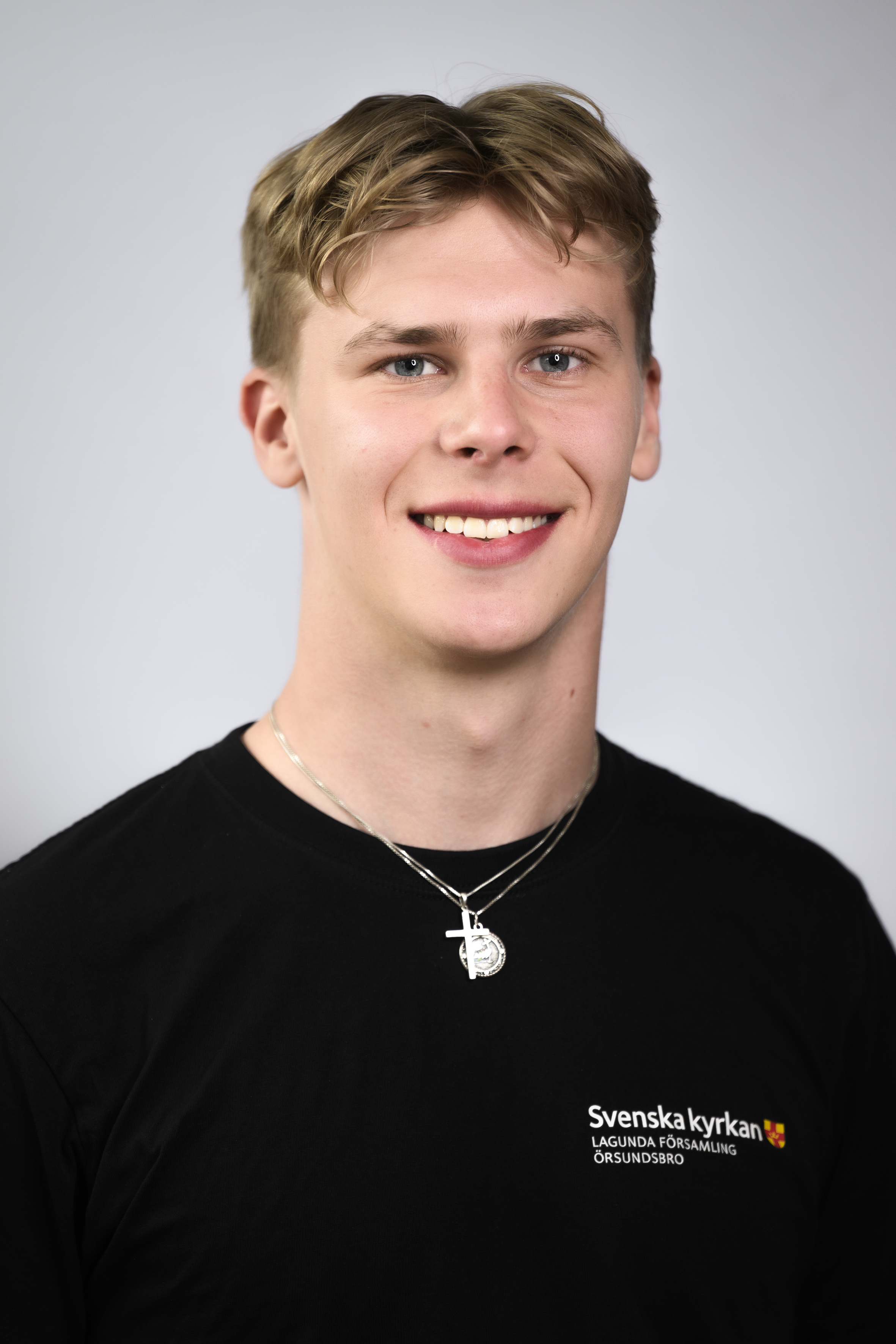 Markus i svart tröja med logga