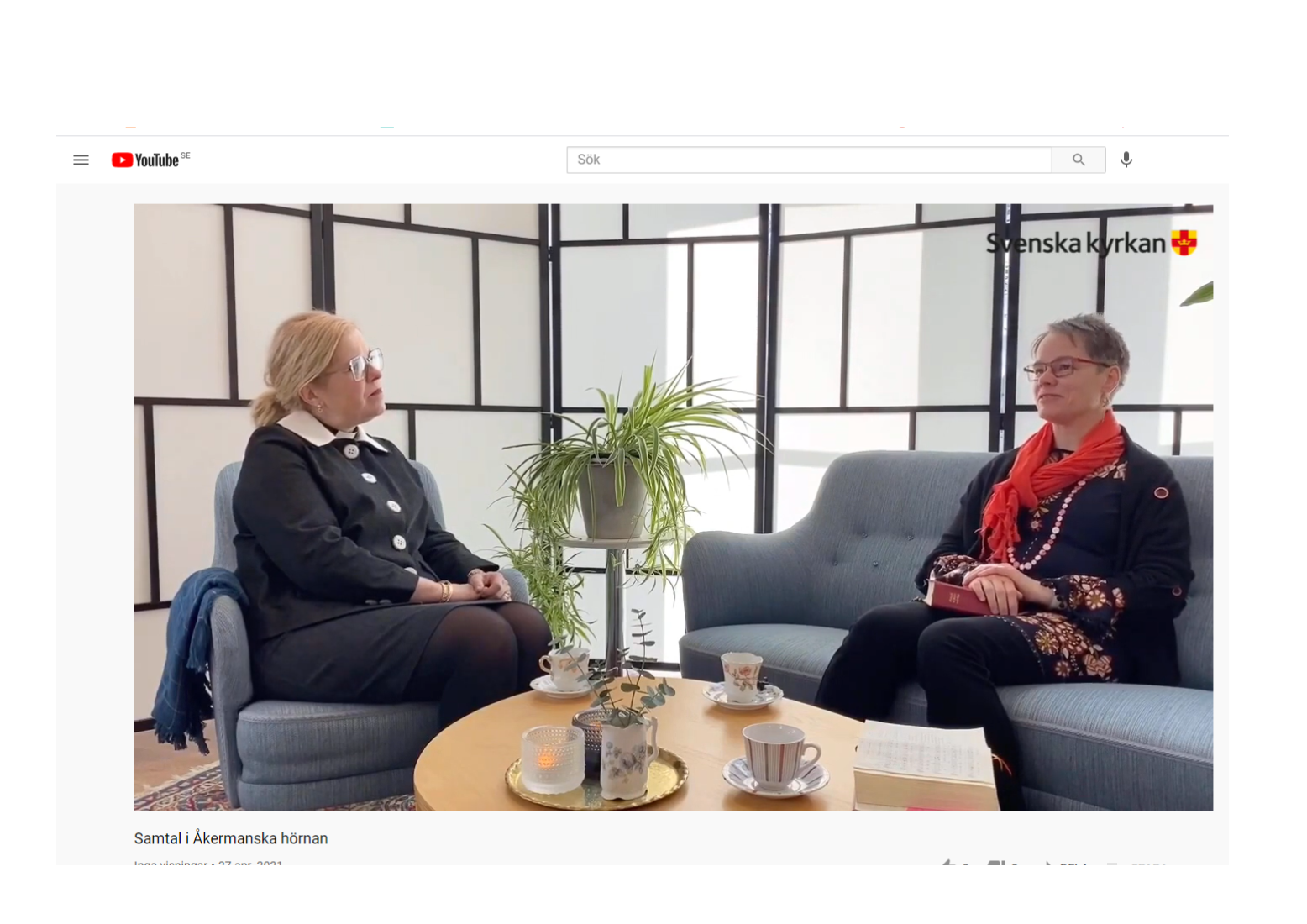 Syntolkning: två kvinnor sitter och samtalar