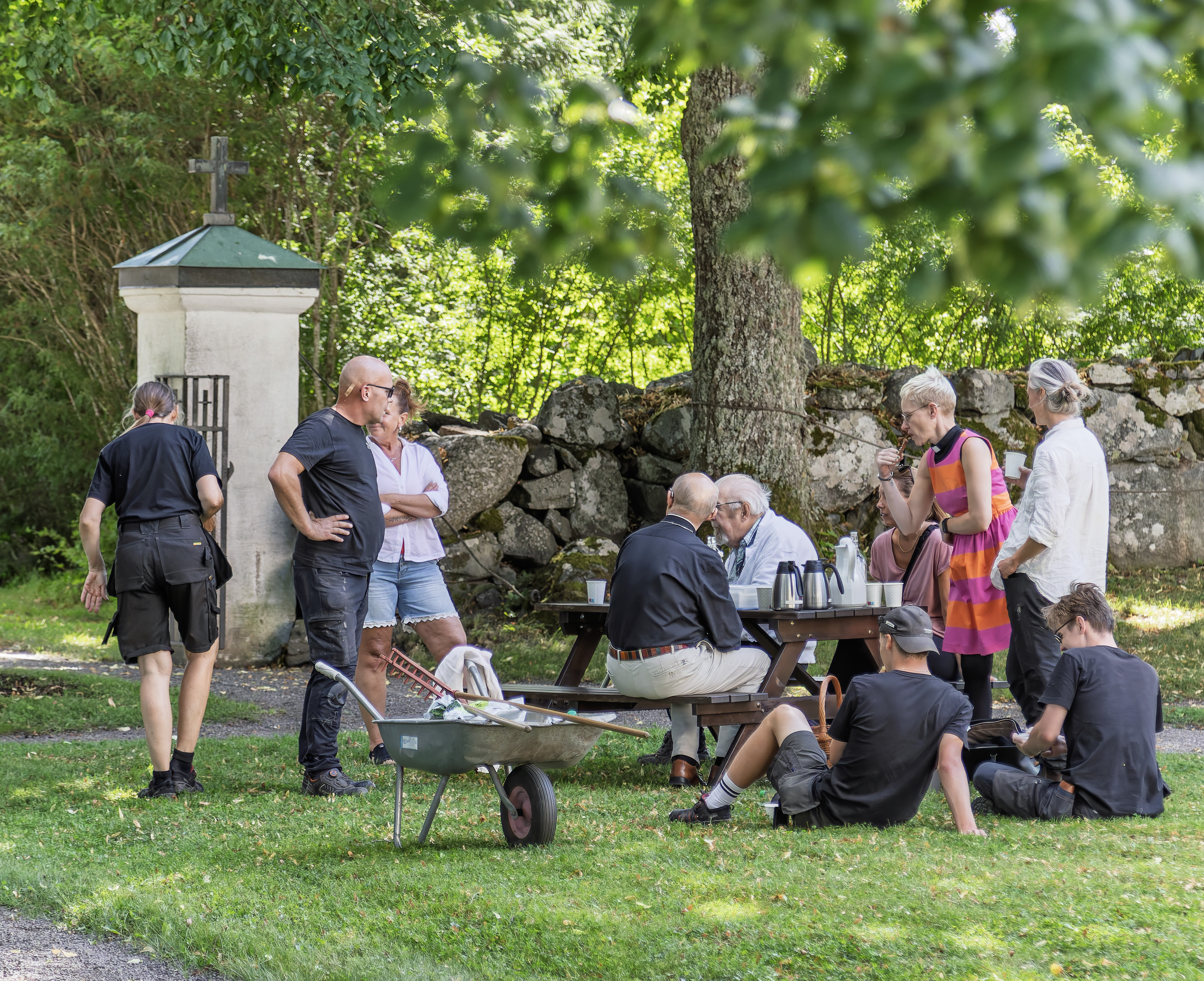 Kyrkogårdspersonal träffar församlingsbor vid Kulla kyrka