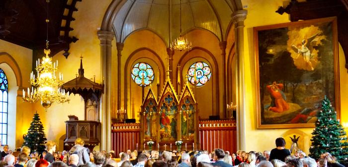 Söndag 20 december sänder vi nu för första gången den julkonsert som spelades in december 2015 i Stora kyrkan.