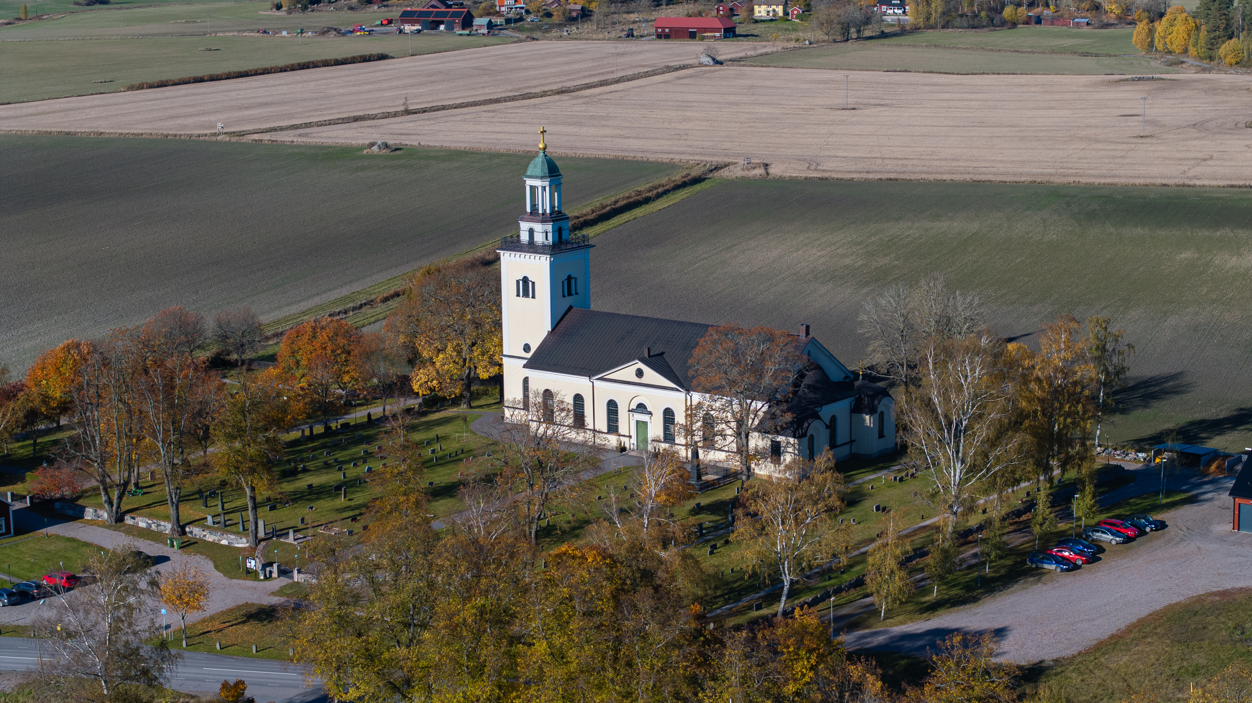 Drönarbild på öja kyrka