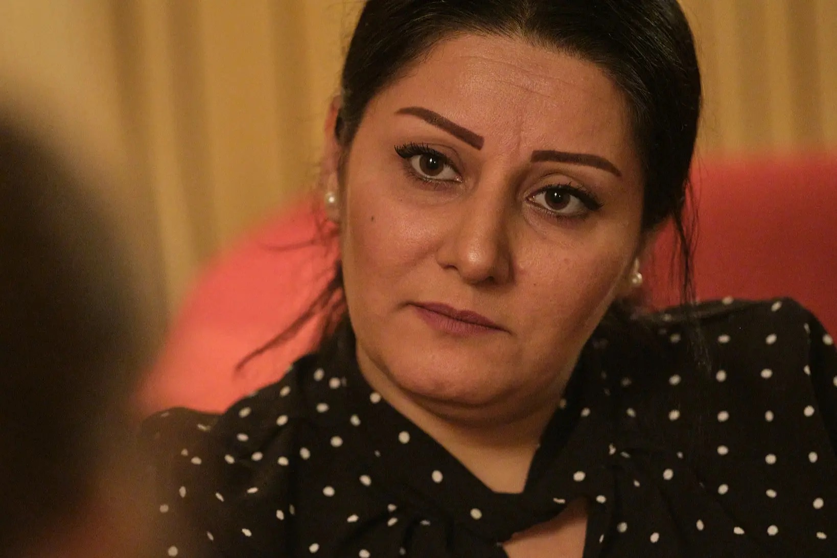 Kvinna ser in i kameran