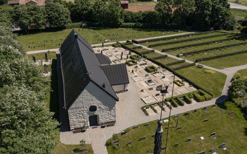 Flygbild över sandgravarna på Västermo kyrkogård