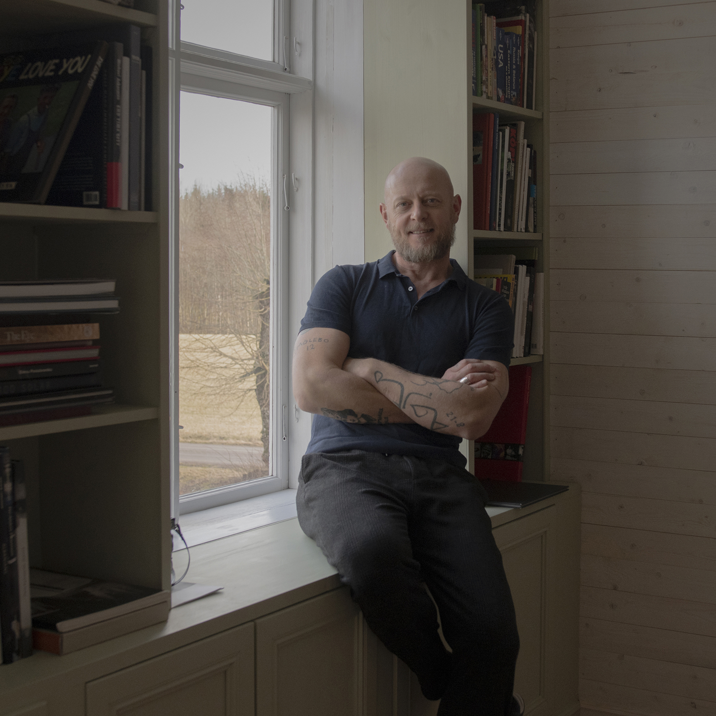 Man sitter på fönsterbräda