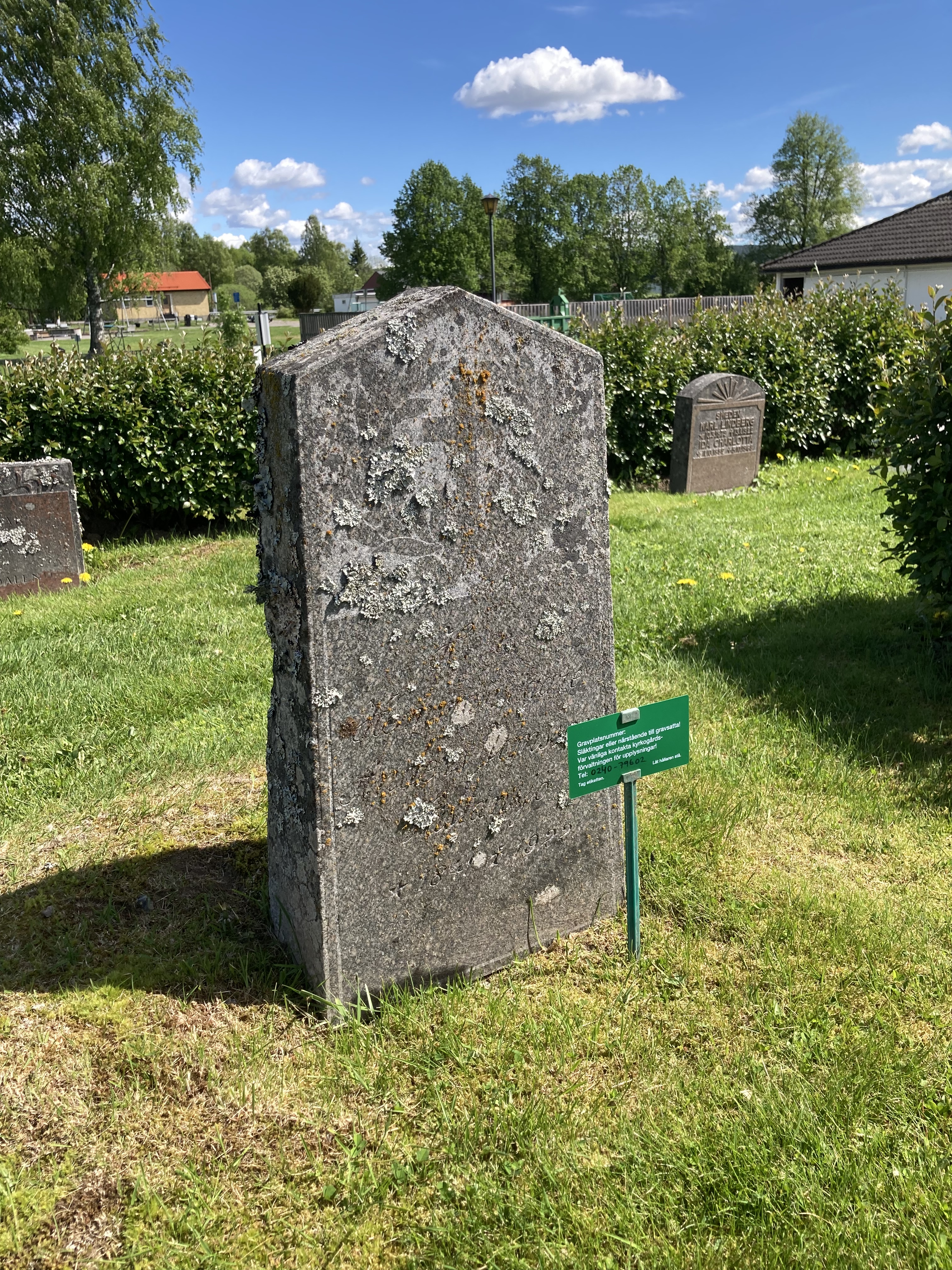 Grön skylt för kontakt med anhöriga.