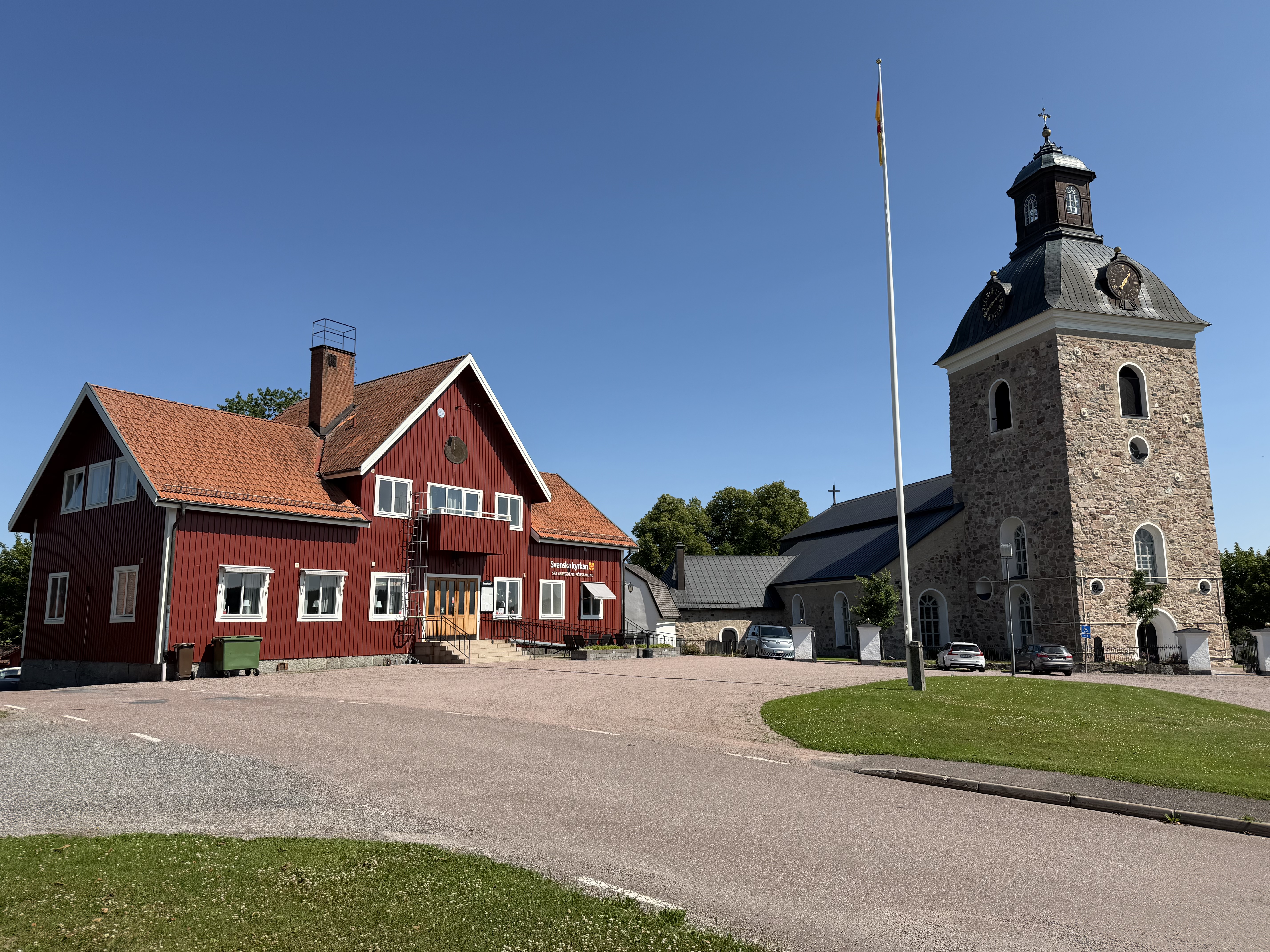 Församlingshemmet och Stora Skedvi kyrka