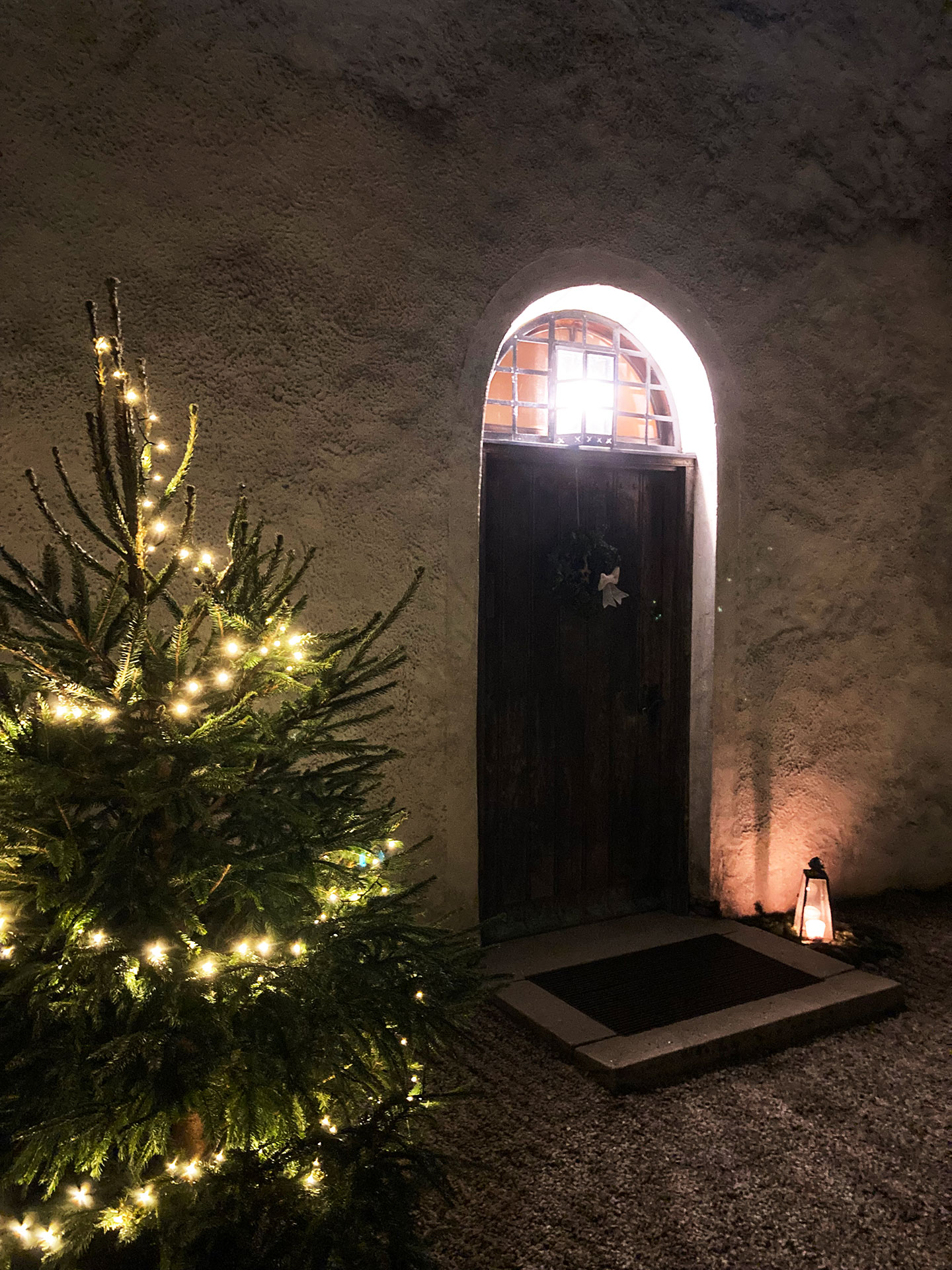 Jul 2025 porten till Röddinge kyrka