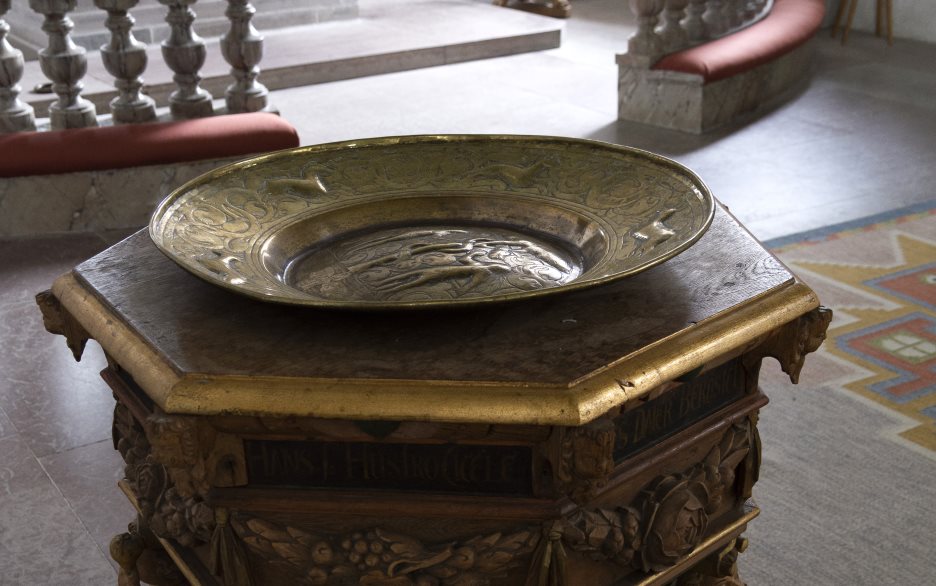 Närbild på dopfunten i Fridlevstads kyrka