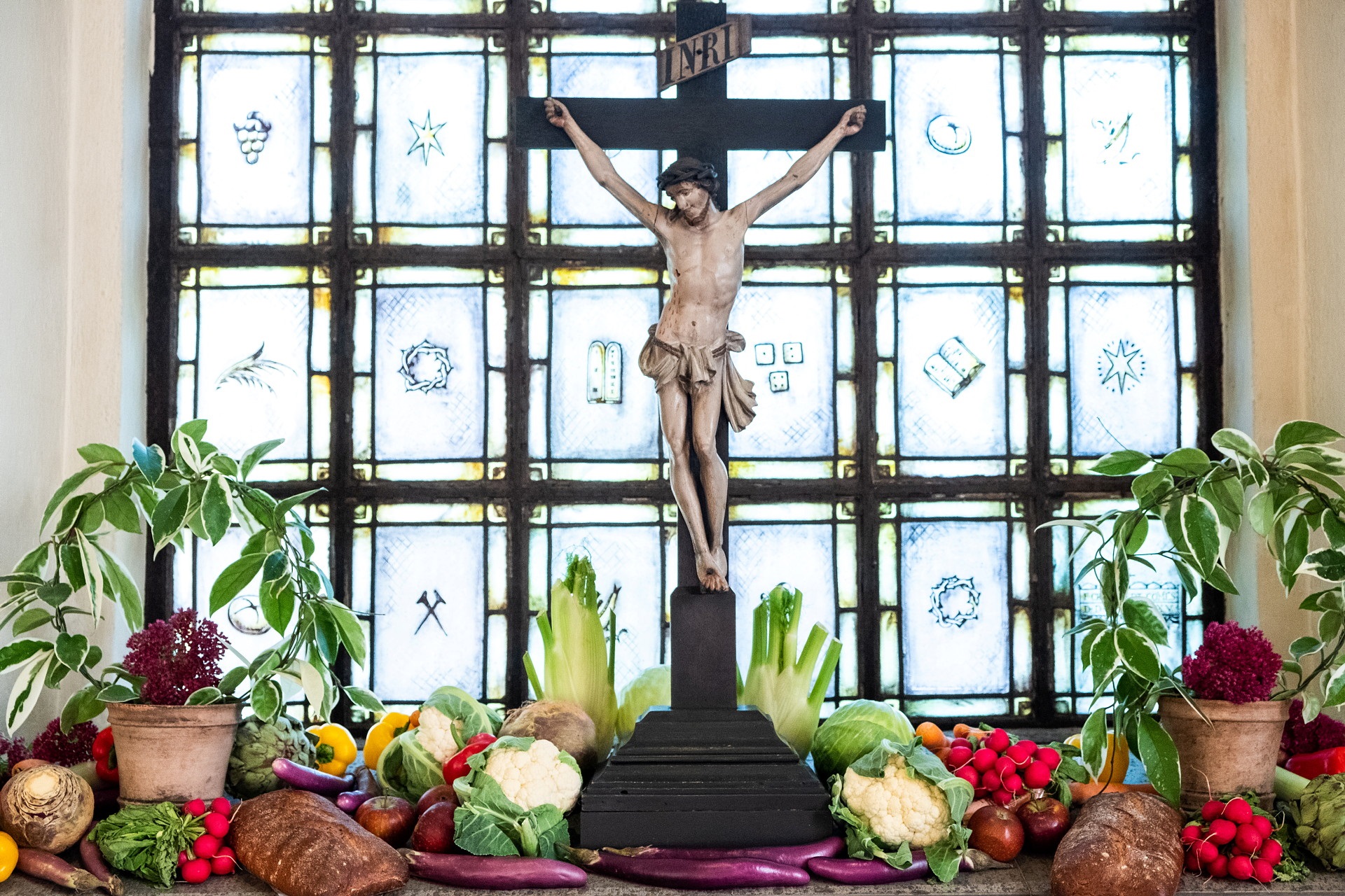 Jesus på korset med mat runt sig