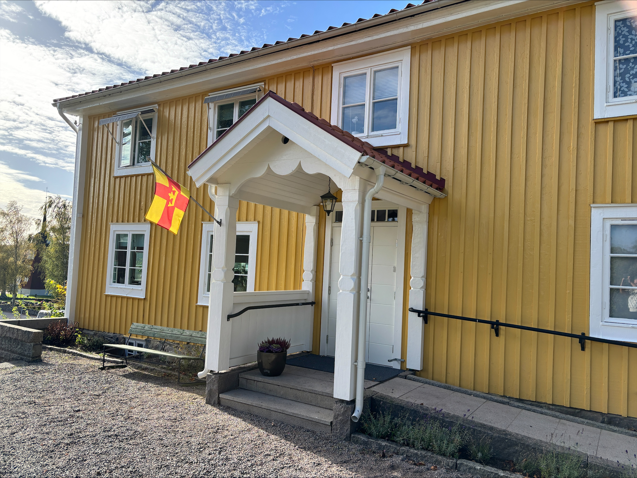 Kort på prästgården som är ett gult hus