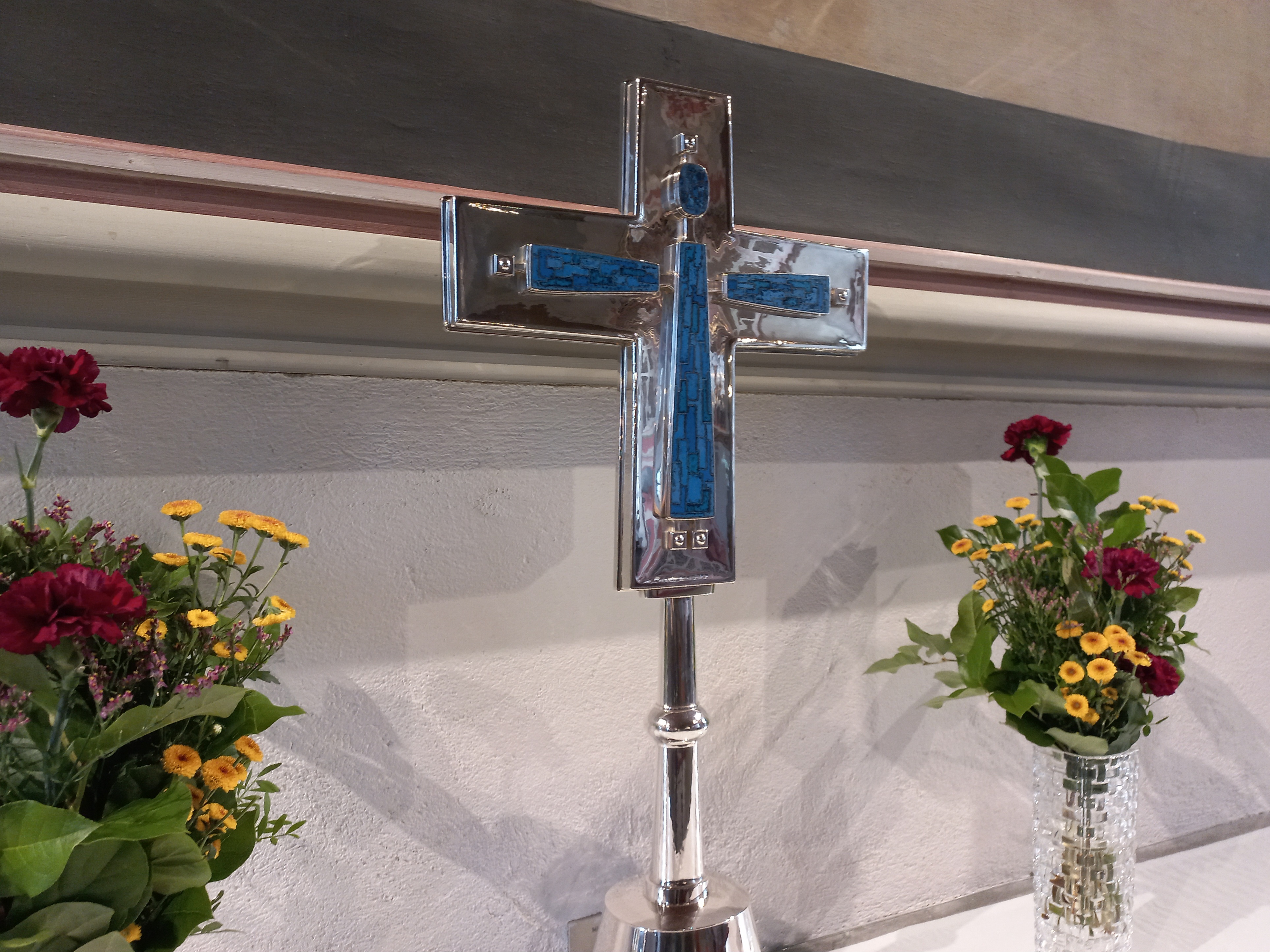 Blommor och kors på altare i Åmåls kyrka