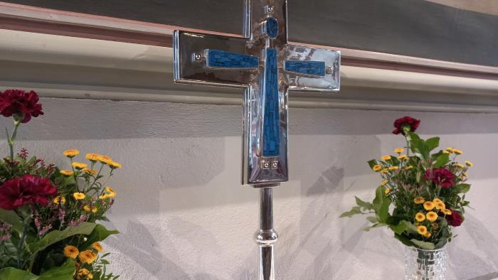 Blommor och kors på altare i Åmåls kyrka