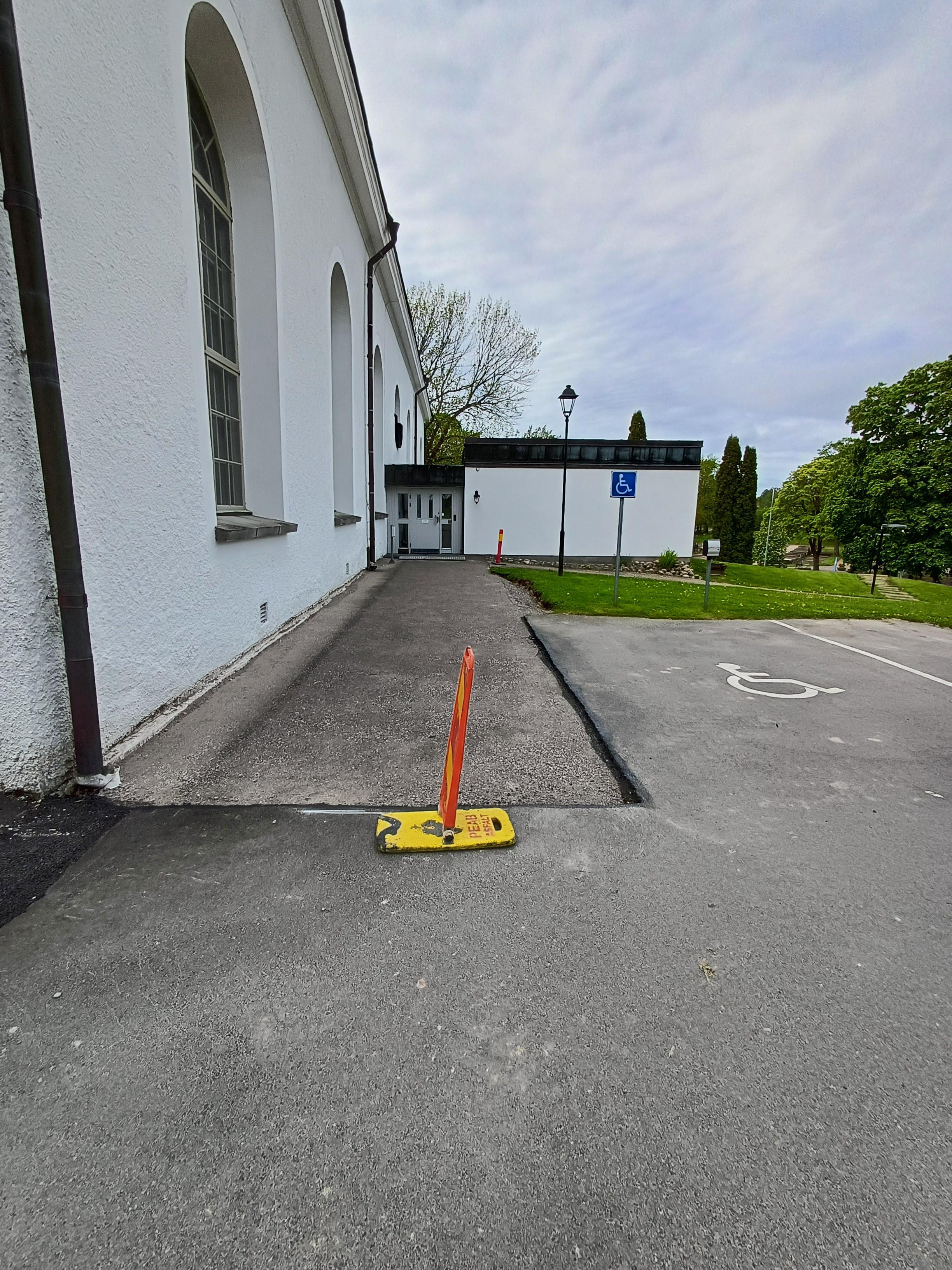 Asfaltering Åmåls kyrka