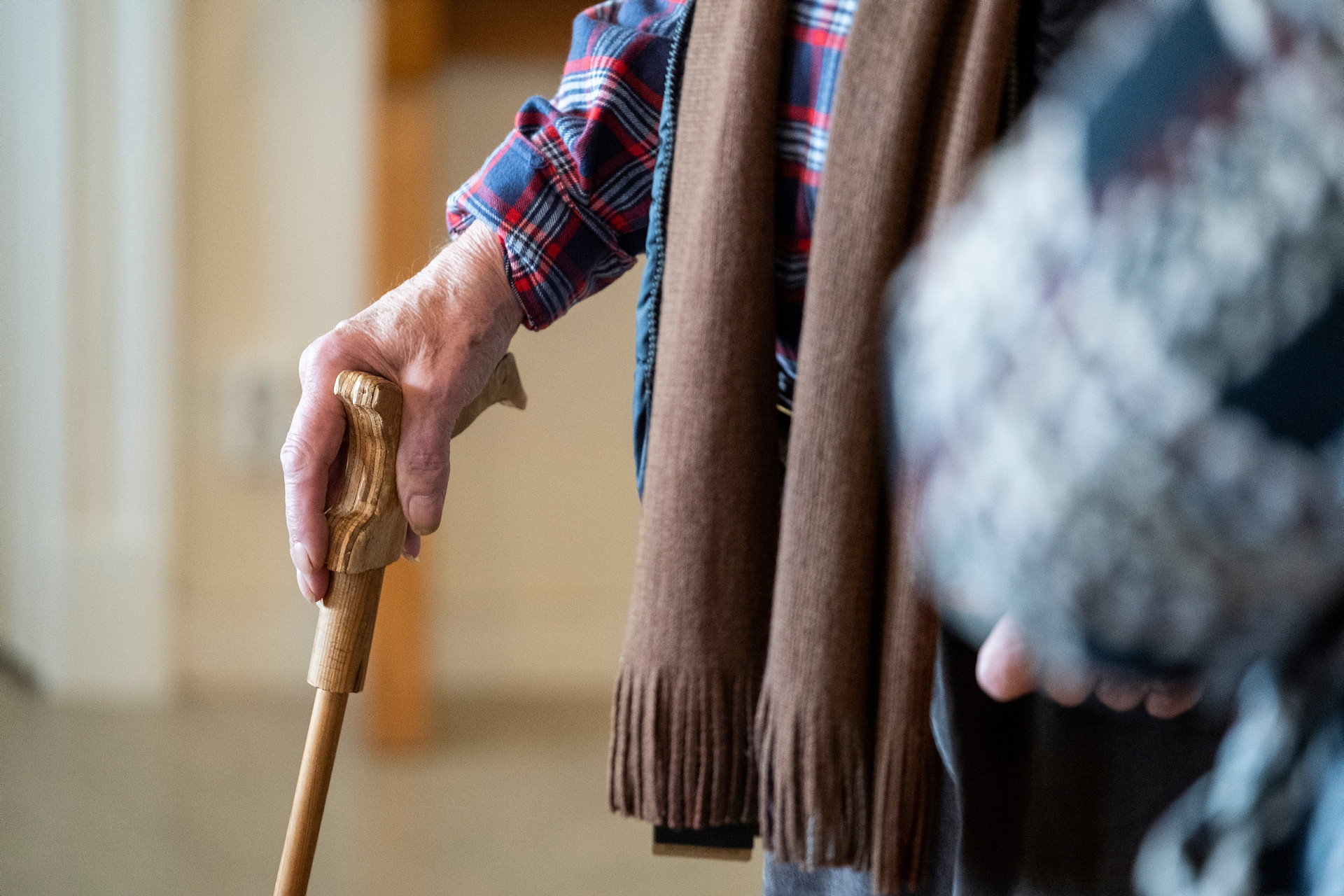 Närbild på hand på en käpp