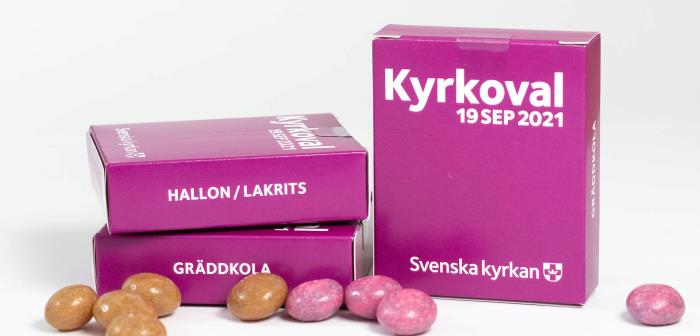 Tablettaskar med reklam för Kyrkovalet 2021