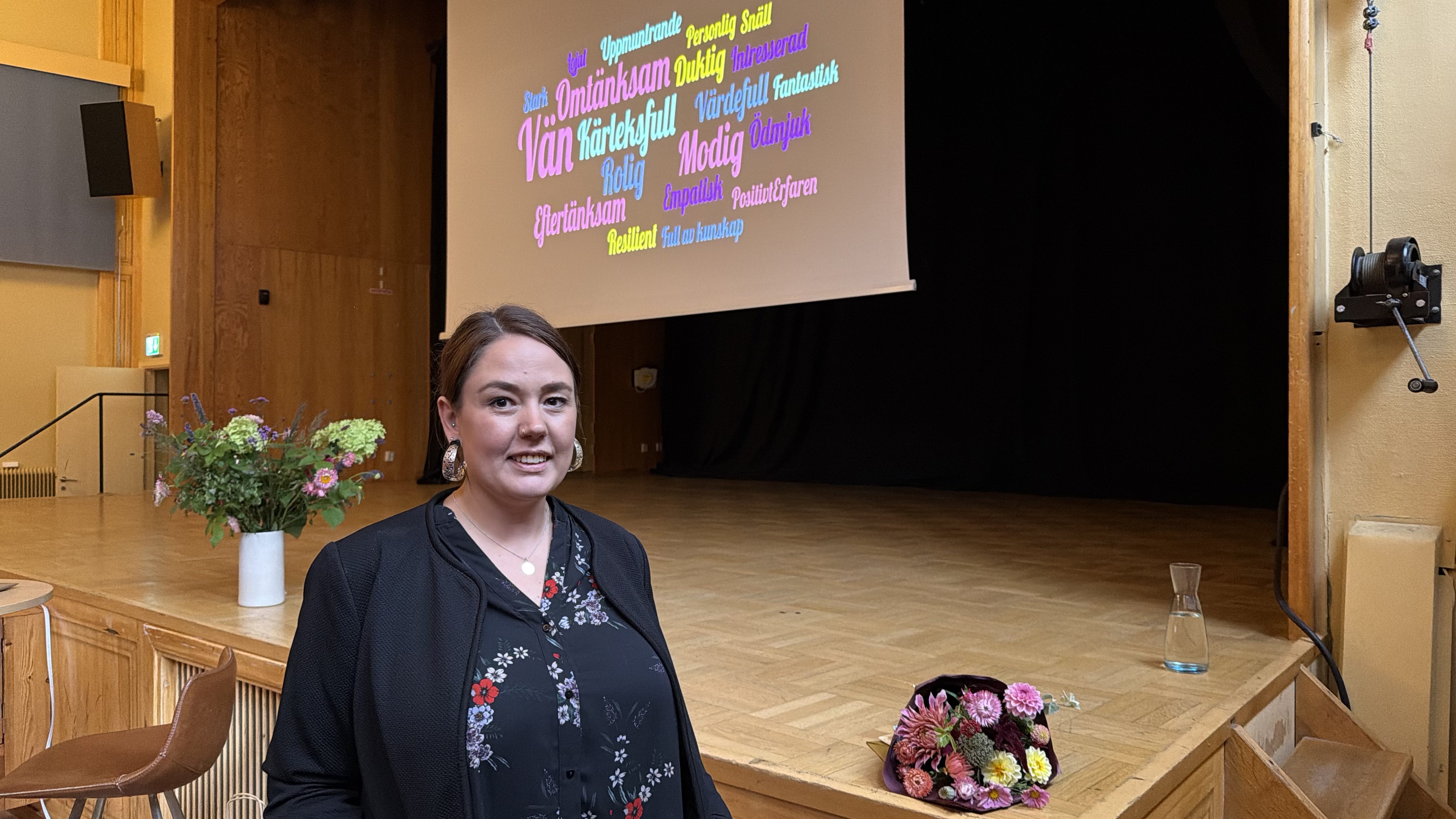 Anna Engelmark var första föreläsaren på "Tillsammans för psykisk hälsa". Hon bjöd på en skakande livsberättelse, men också hopp och underströk vikten av att bryta tystnaden och att få äga berättelsen om sig själv.