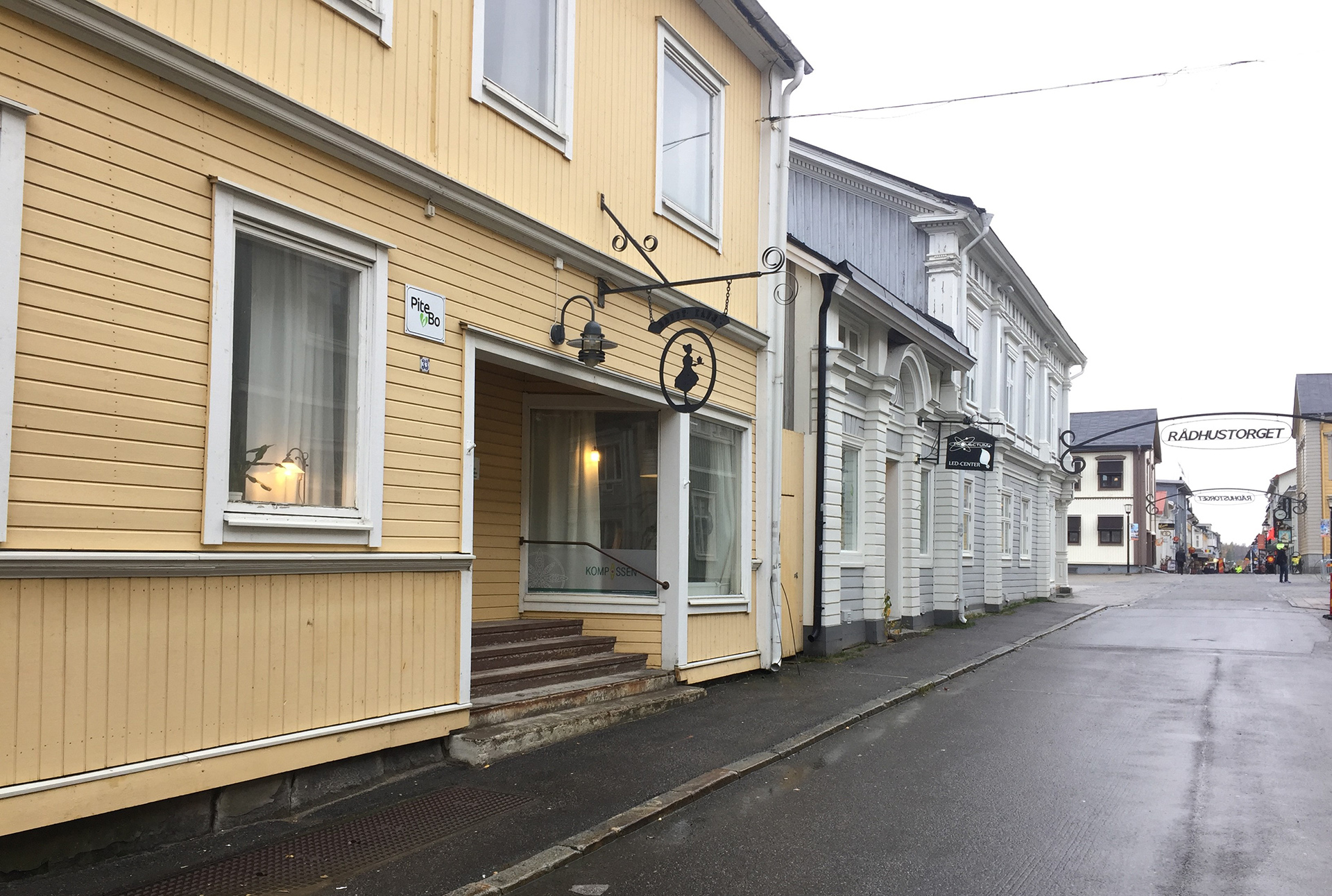 Bild från Storgatan i Piteå, på lokalen/fasaden till den nya verksamheten Kompassen. 