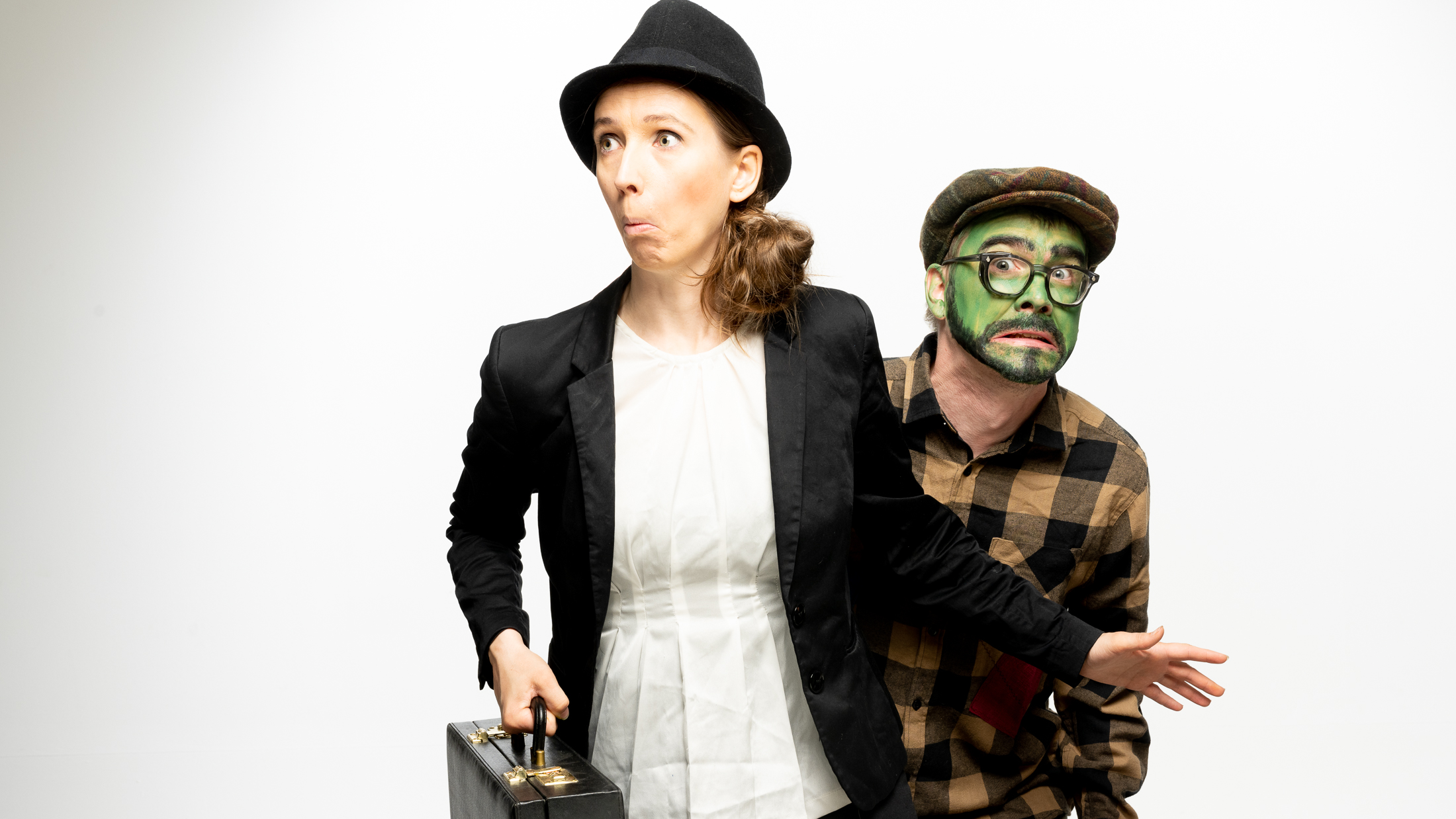 I föreställningen "Vem vill vara grön?" möter barnen Enok Sluug och den tuffa musikagenten Lotta. 