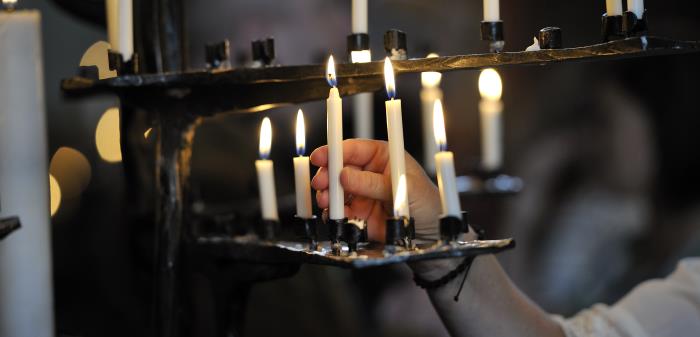 Just nu kan vi inte fira gudstjänst tillsammans på plats i kyrkorna. Kyrkklockorna här i Lundby fortsätter dock att ringa till eftertanke och bön på ordinarie gudstjänsttid på söndagarna. Så fortsätter vi att be tillsammans, oavsett var vi befinner oss. Kyrkorna i församlingen är öppna för enskild bön och ljuständning under vissa tider måndag till fredag samt under ordinarie gudstjänsttid på söndagar. I kalendern kan du se när de olika kyrkorna har öppet.