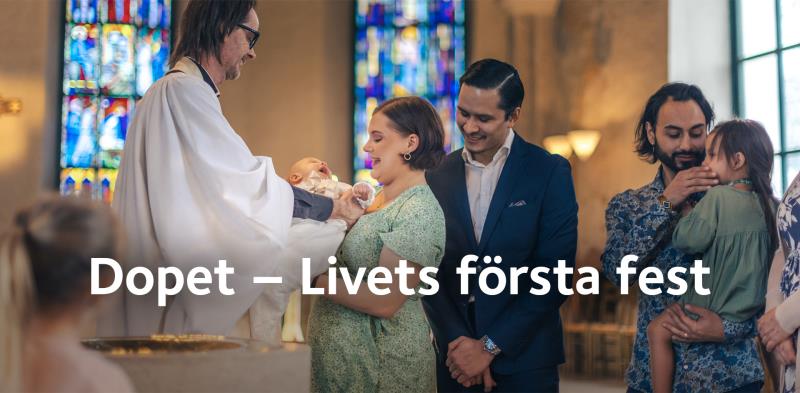 Ett litet barn bärs fram till dopet i en traditionell kyrklig interiör