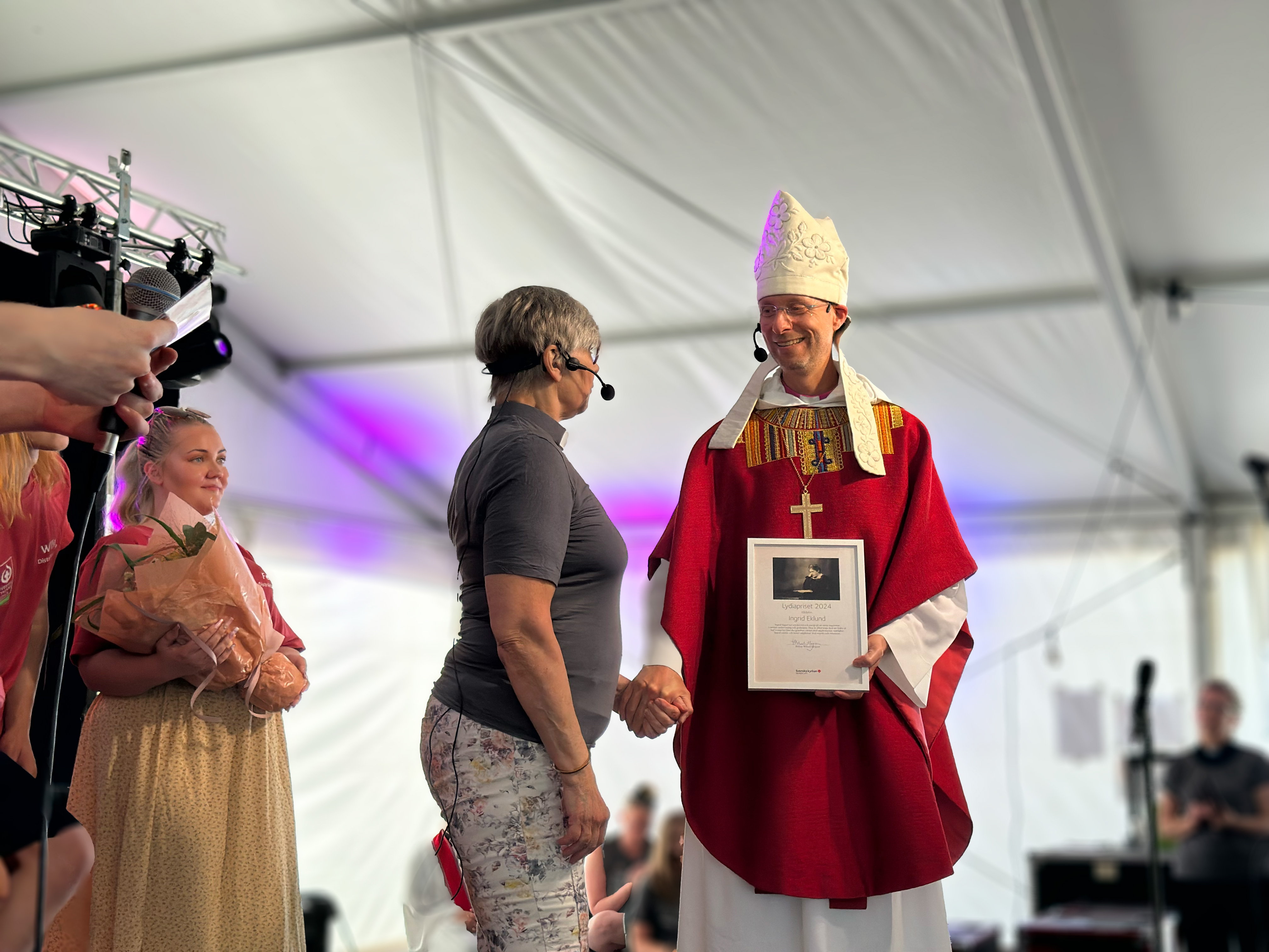 Biskop Mikael Mogren överlämnar diplom till Ingrid Eklund vid mottagande av Lydiapriset 2024