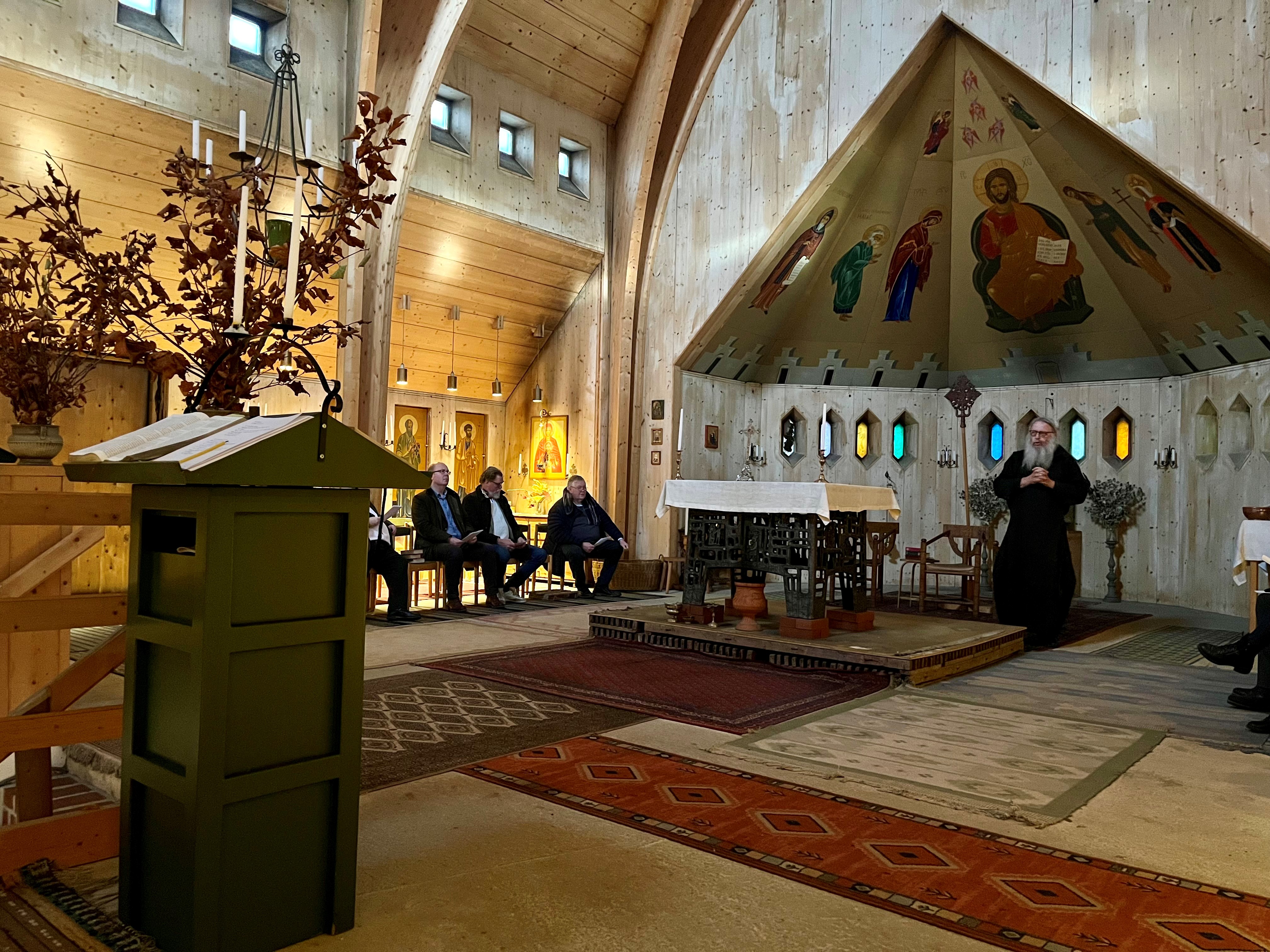 Stiftsstyrelsen firade andakt tillsammans med bröderna på Östanbäcks kloster.