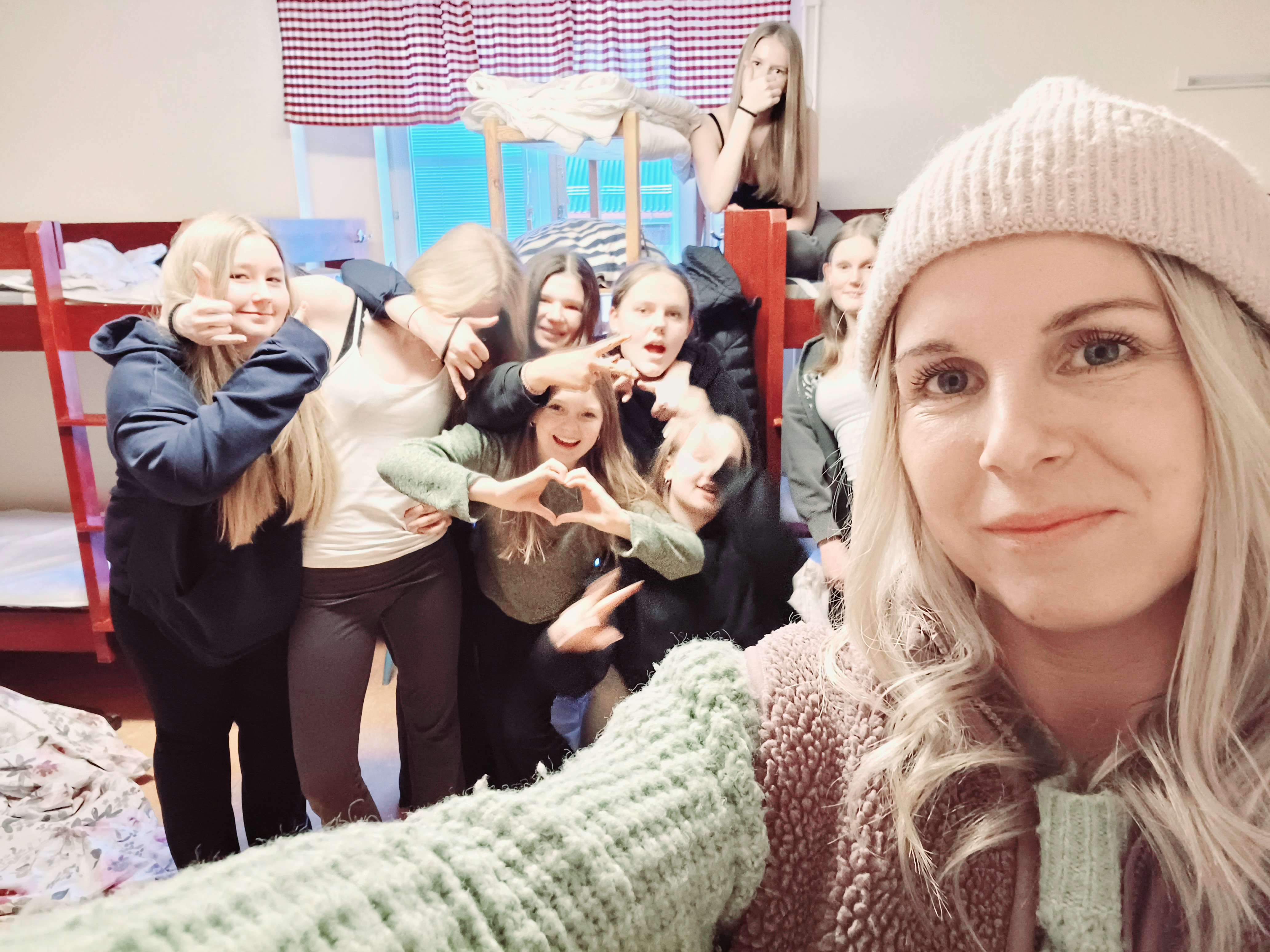 Prästen Sandra Grellsgård tar en selfie med konfirmander från Malung._