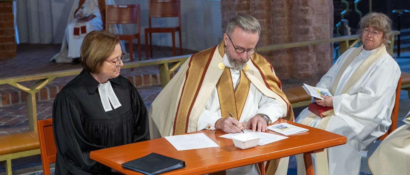 Avtalet mellan EKHN och Västerås stift undertecknas av Peter Åström och Ulrike Scherf