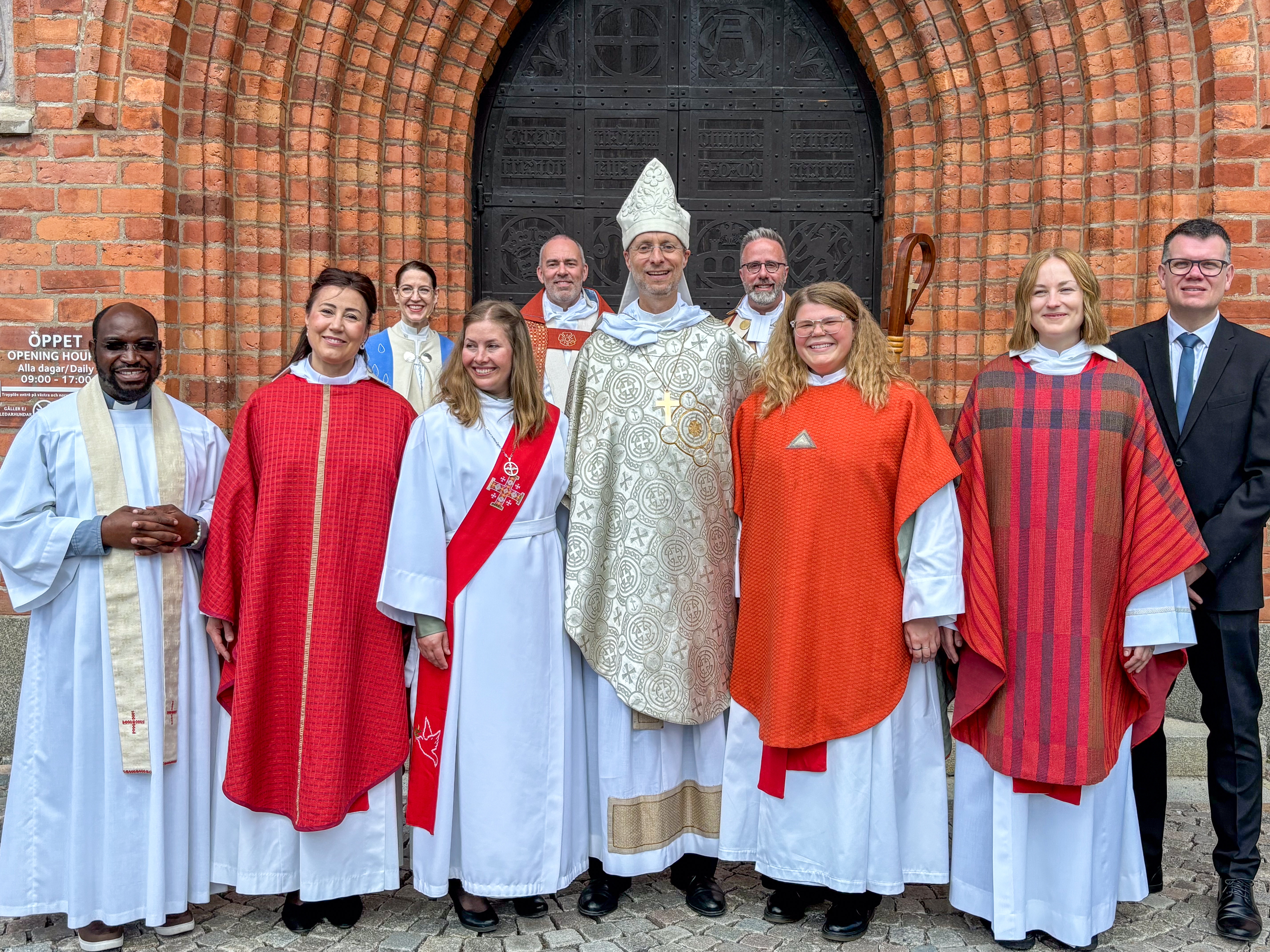Nyvigda präster och diakon utanför domkyrkan