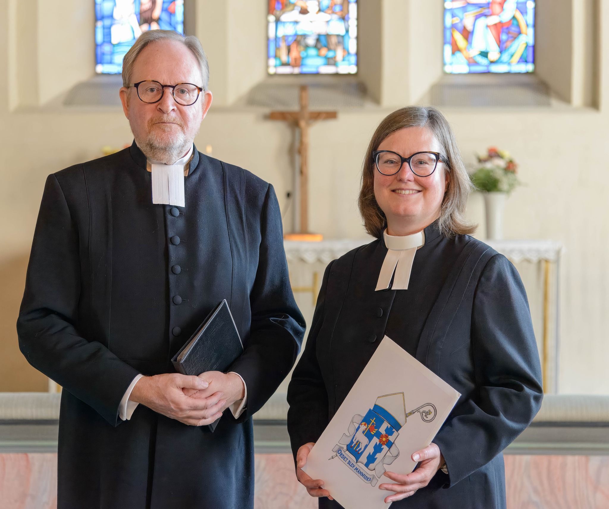 Markus Holmberg, kyrkoherde i Västerfärnebo-Fläckebo församling bredvid Karin Degreus som mottogs som ny kyrkoherde i Kumla-Tärna-Kila pastorat