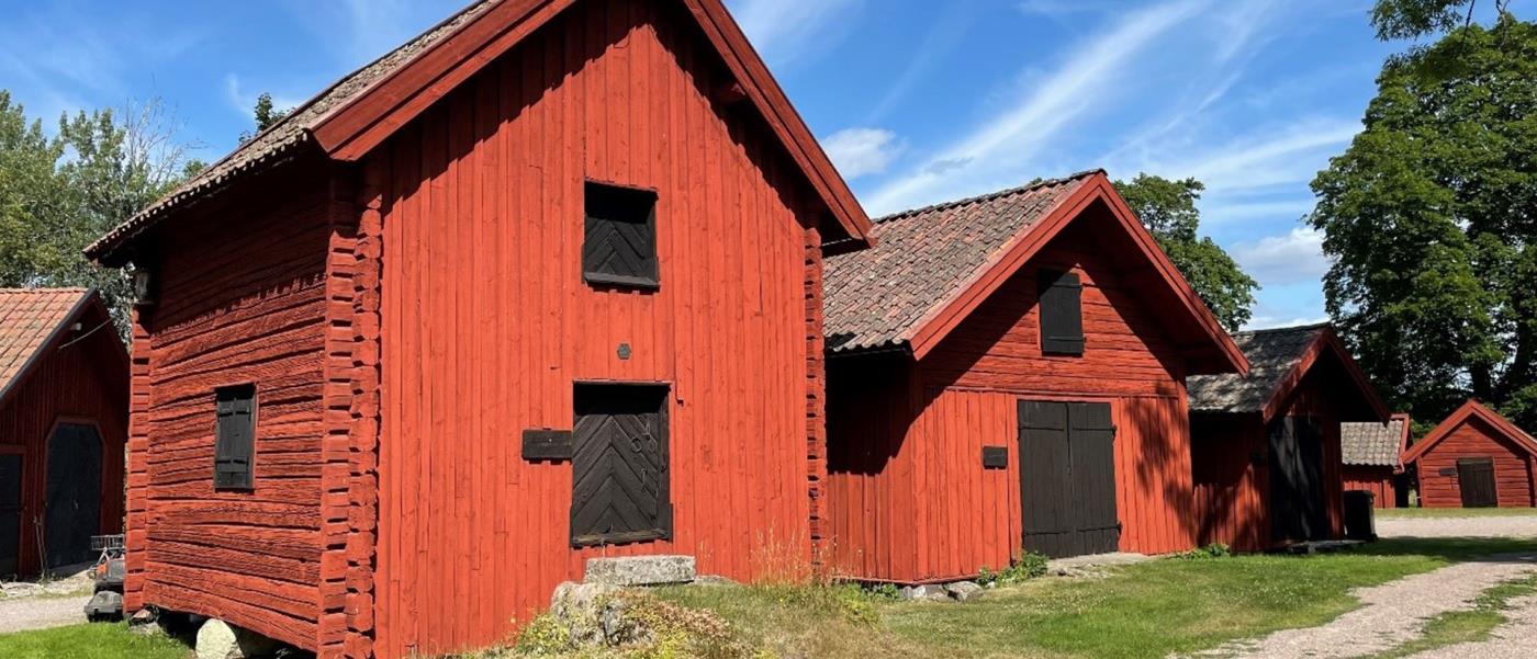 Röda bodar och kyrkstall i Fläckebo.