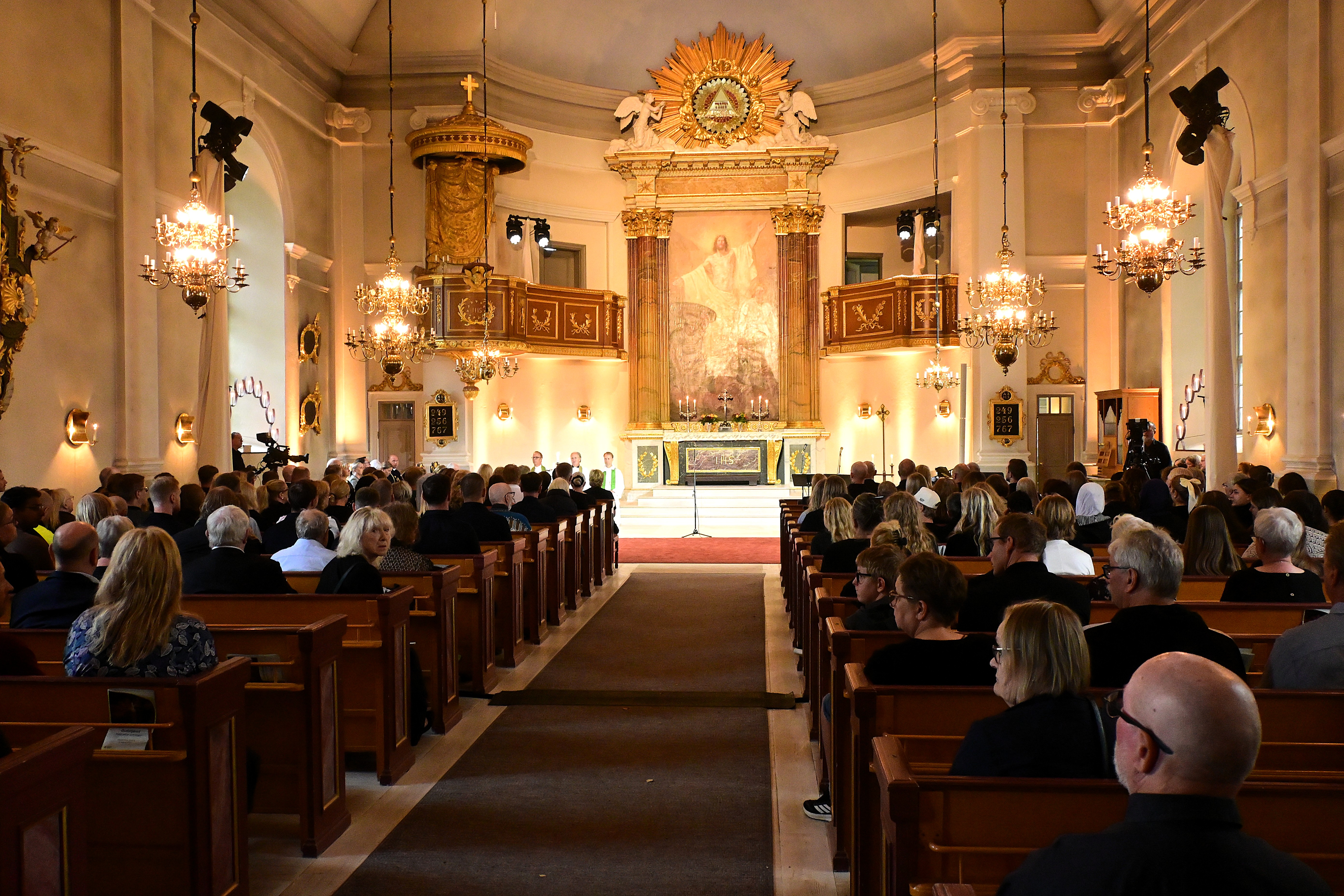 Kyrkan var fylld av människor som samlats för att dela sorgen och hitta kraft att gå vidare tillsammans.