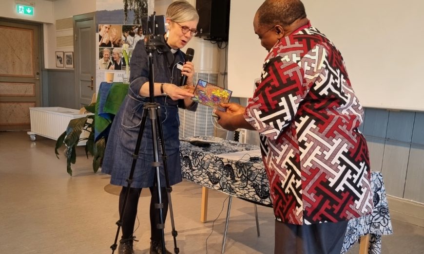 Caroline Kyhlbäck stiftsadjunkt för internationella relationer i Västerås stift tillsammans med biskop Benson Bagonza