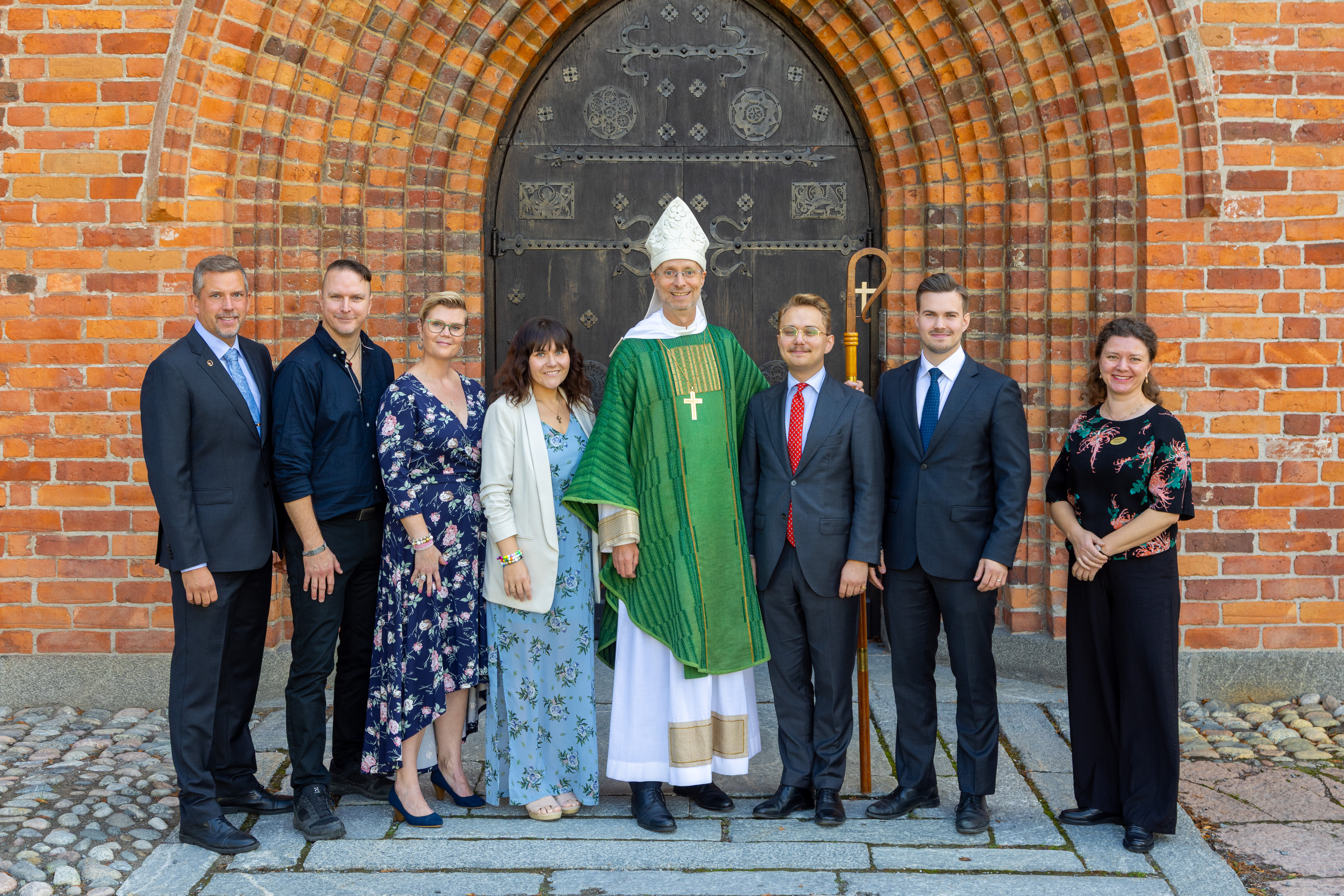Gruppbild utanför domkyrkan på Västerås stifts nyutexaminerade musiker och församlingspedagoger.