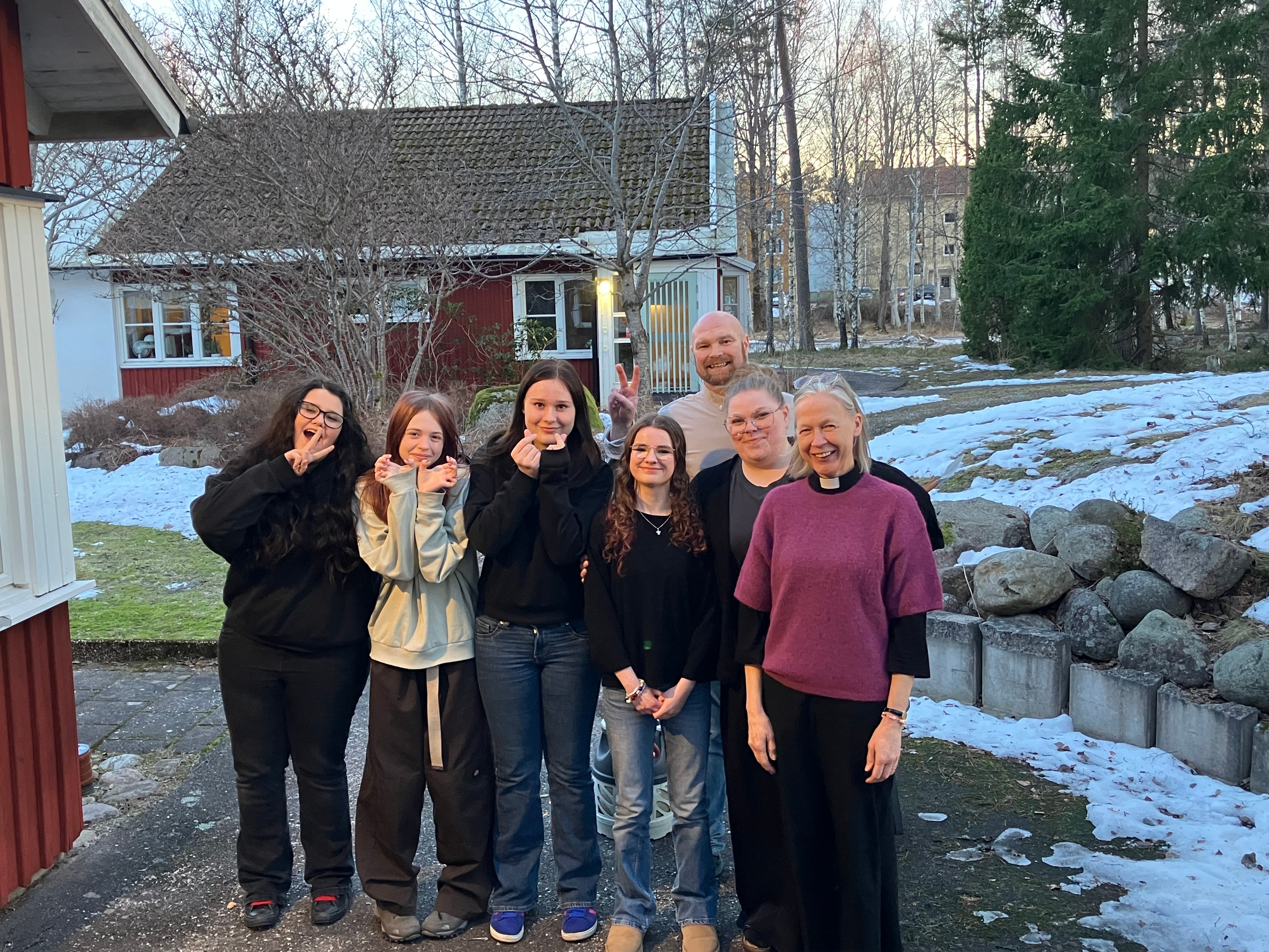  Prästen Elisabeth Karlsson, som är årets Lydiaprismottagare, tillsammans med en grupp ungdomar.