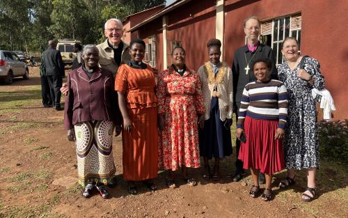 Nils Åberg, Mikael Mogren och Karin Spector tillsammans med prästvigda kvinnor i Karagwe, Tanzania