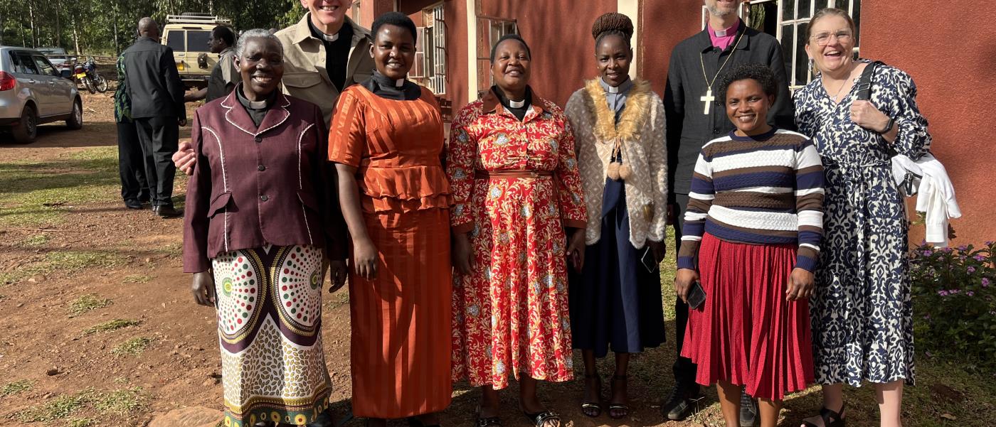 Nils Åberg, Mikael Mogren och Karin Spector tillsammans med prästvigda kvinnor i Karagwe, Tanzania