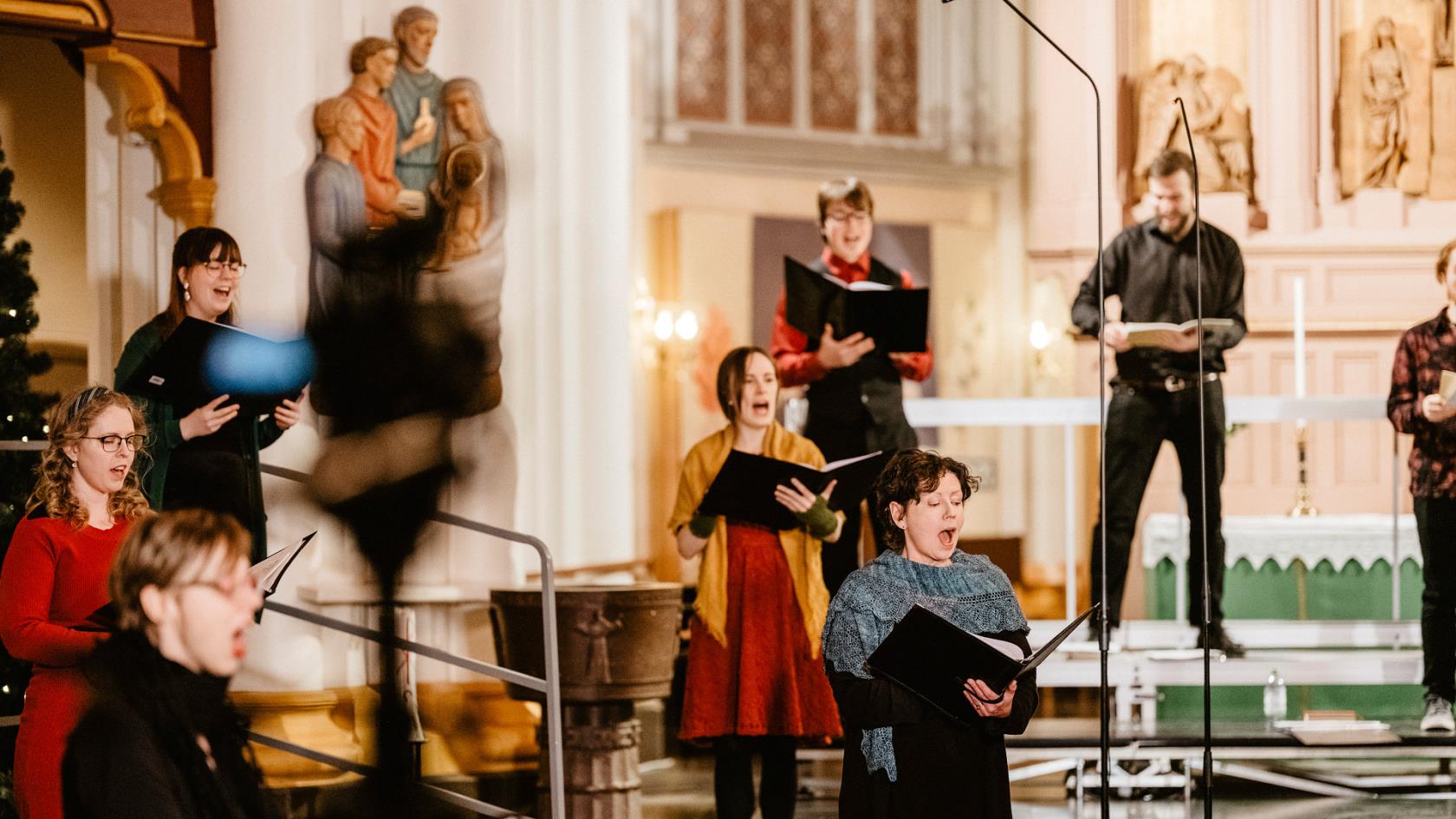 Advents- och jultidens konsertsatsning inleds med en sing along-konsert från Umeå stadskyrka med sångare från församlingens körer. Inspelningen är gjord innan begränsningen om att samla max åtta personer började gälla. 