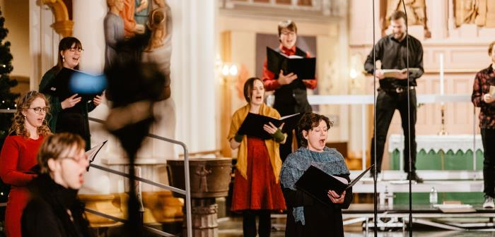 Advents- och jultidens konsertsatsning inleds med en sing along-konsert från Umeå stadskyrka med sångare från församlingens körer. Inspelningen är gjord innan begränsningen om att samla max åtta personer började gälla.