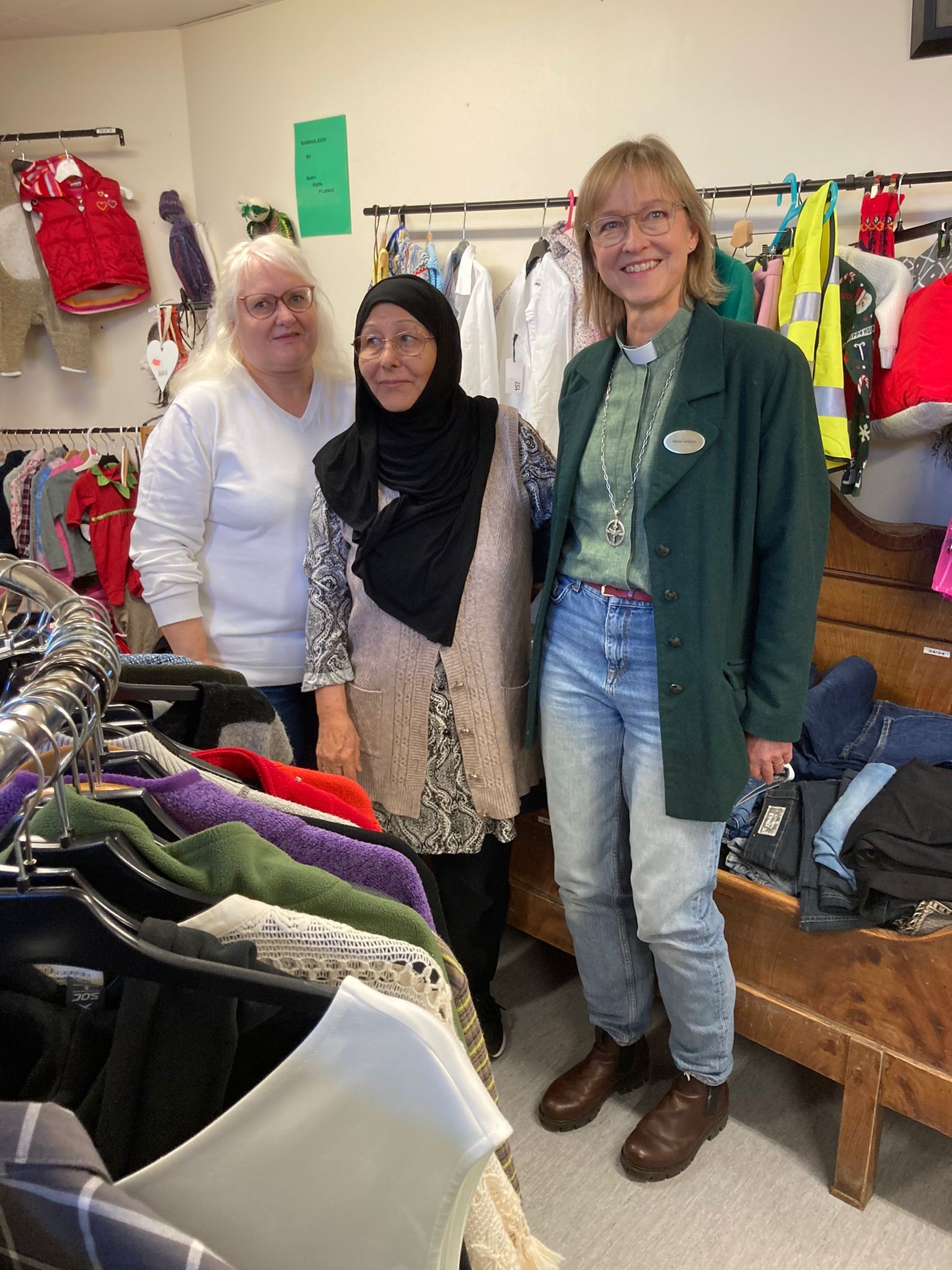 Diakoniassistent Rose-Marie Larsson, deltagare Sima Golam Ali samt diakon Maria Carlsson 